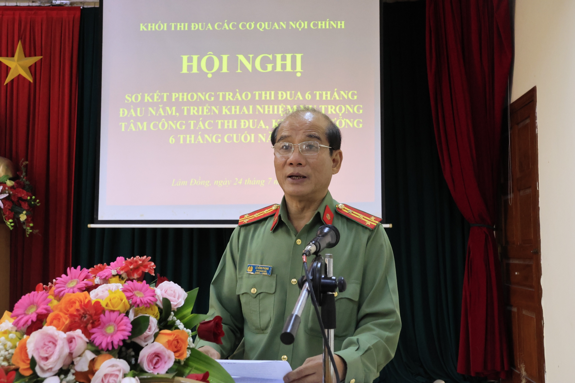 Đại tá Lê Hồng Phong - Phó Giám đốc Công an tỉnh phát biểu tại hội nghị