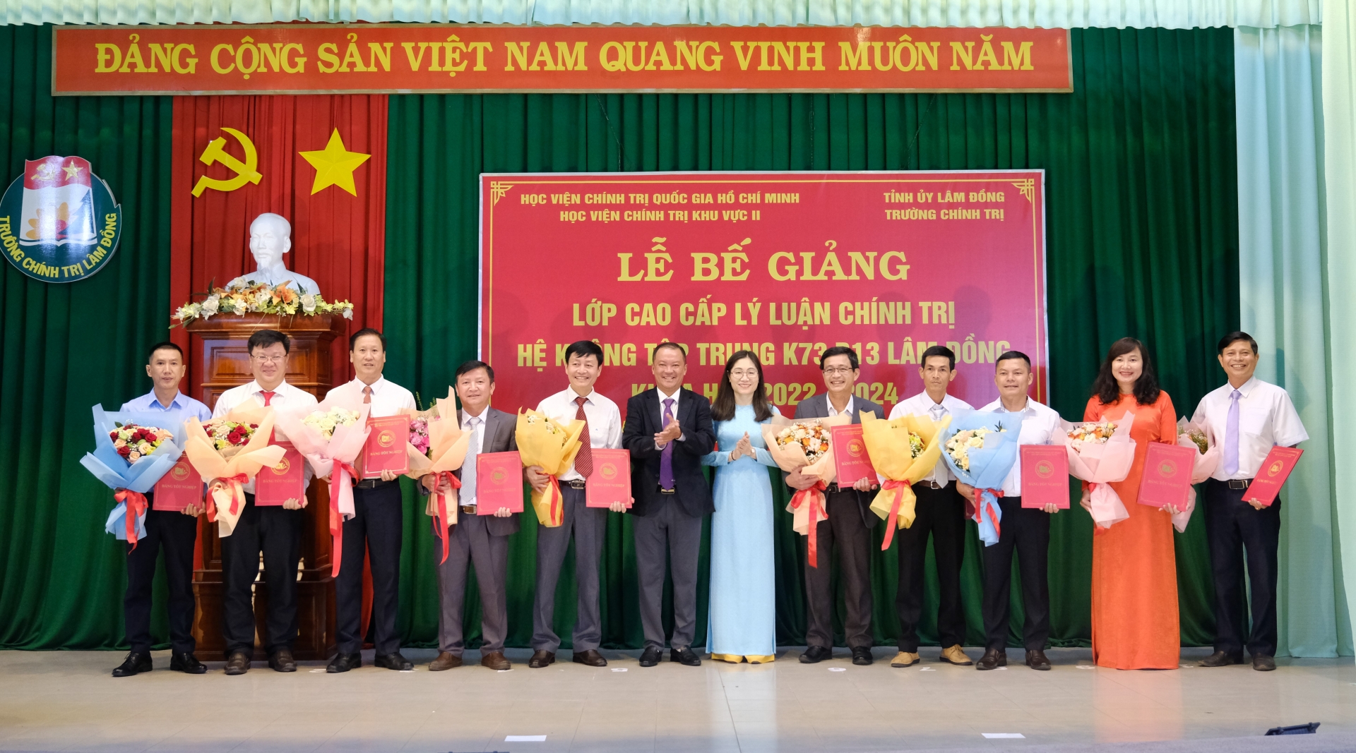 Vũ Quang Lâm – Phó Trưởng Ban Tổ chức Tỉnh ủy và Phó Giáo sư, Tiến sĩ  Nguyễn Thị Tuyết Mai - Phó Giám đốc Học viện Chính trị Khu vực II trao bằng tốt nghiệp cho các học viên