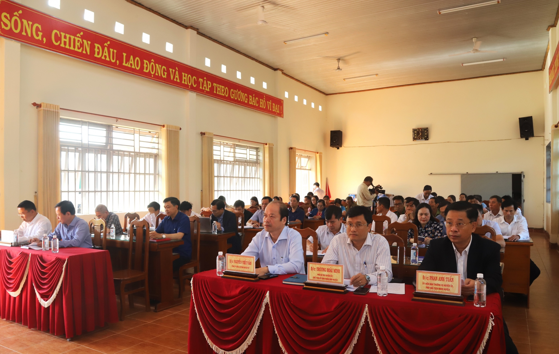 Các đại biểu dự hội nghị tiếp xúc của Đoàn ĐBQH với cử tri xã Tân Lạc