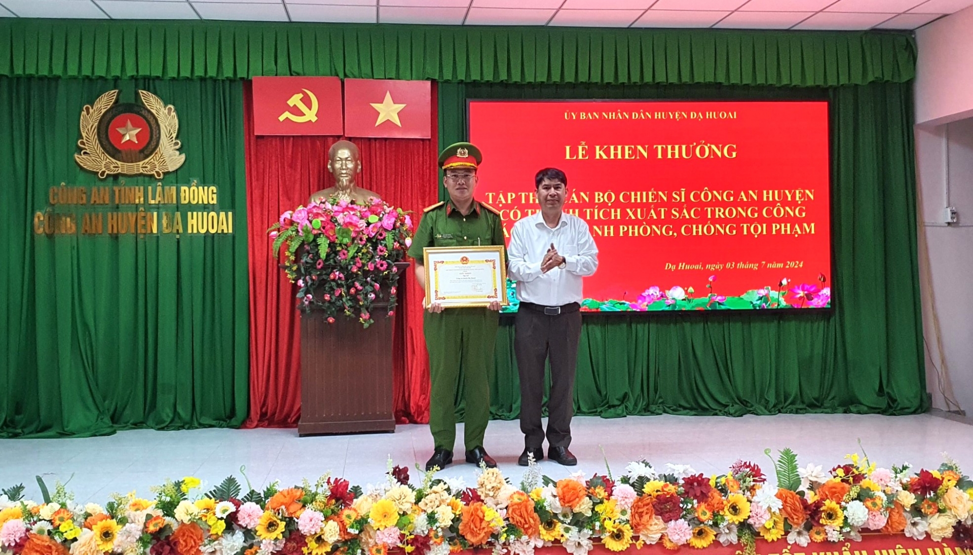 Chủ tịch UBND huyện Đạ Huoai Lê Bình Minh tặng giấy khen và thưởng nóng 10 triệu đồng cho Công an huyện Đạ Huoai đã có thành tích phá xanh vụ án giết người