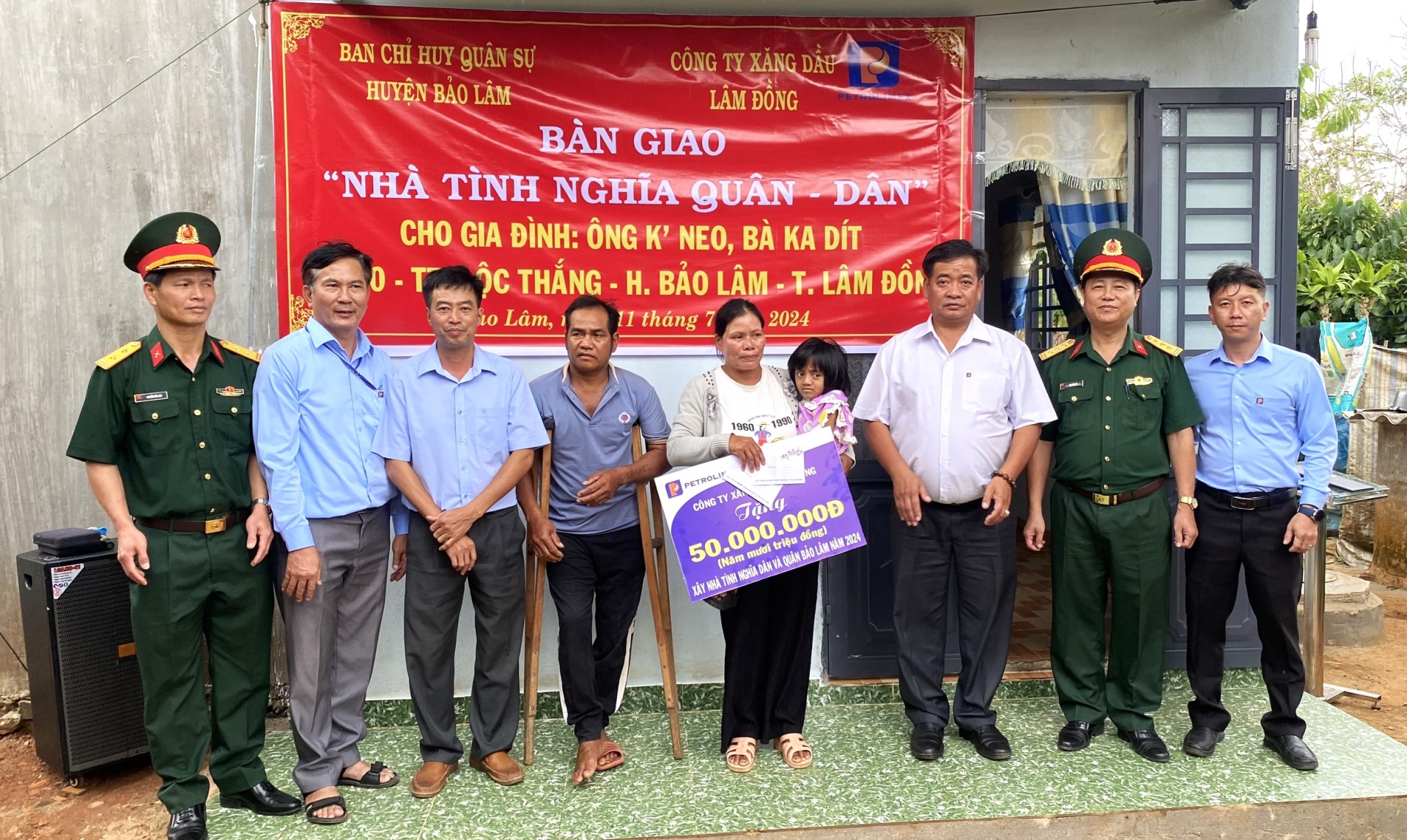Ban Chỉ huy Quân sự huyện Bảo Lâm và đại diện Công ty Xăng dầu Lâm Đồng trao biểu trưng hỗ trợ xây dựng nhà cho gia đình ông KNeo, bà KDít