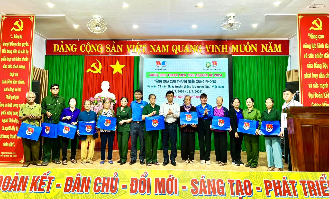Lãnh đạo huyện Bảo Lâm và Tỉnh Đoàn Lâm Đồng trao tặng quà cho các cựu Thanh niên xung phong