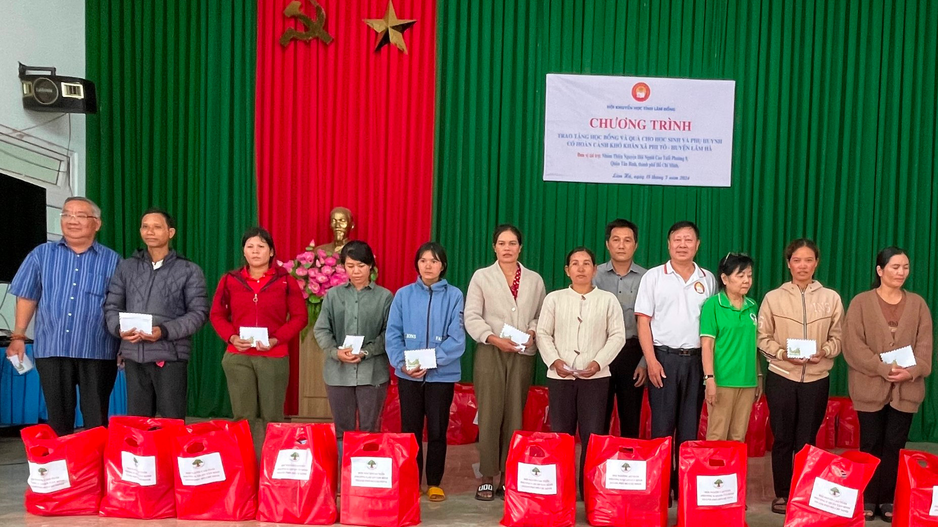 Hội Khuyến học tỉnh Lâm Đồng trao học bổng, quà cho học sinh, phụ huynh Trường THCS Phi Tô