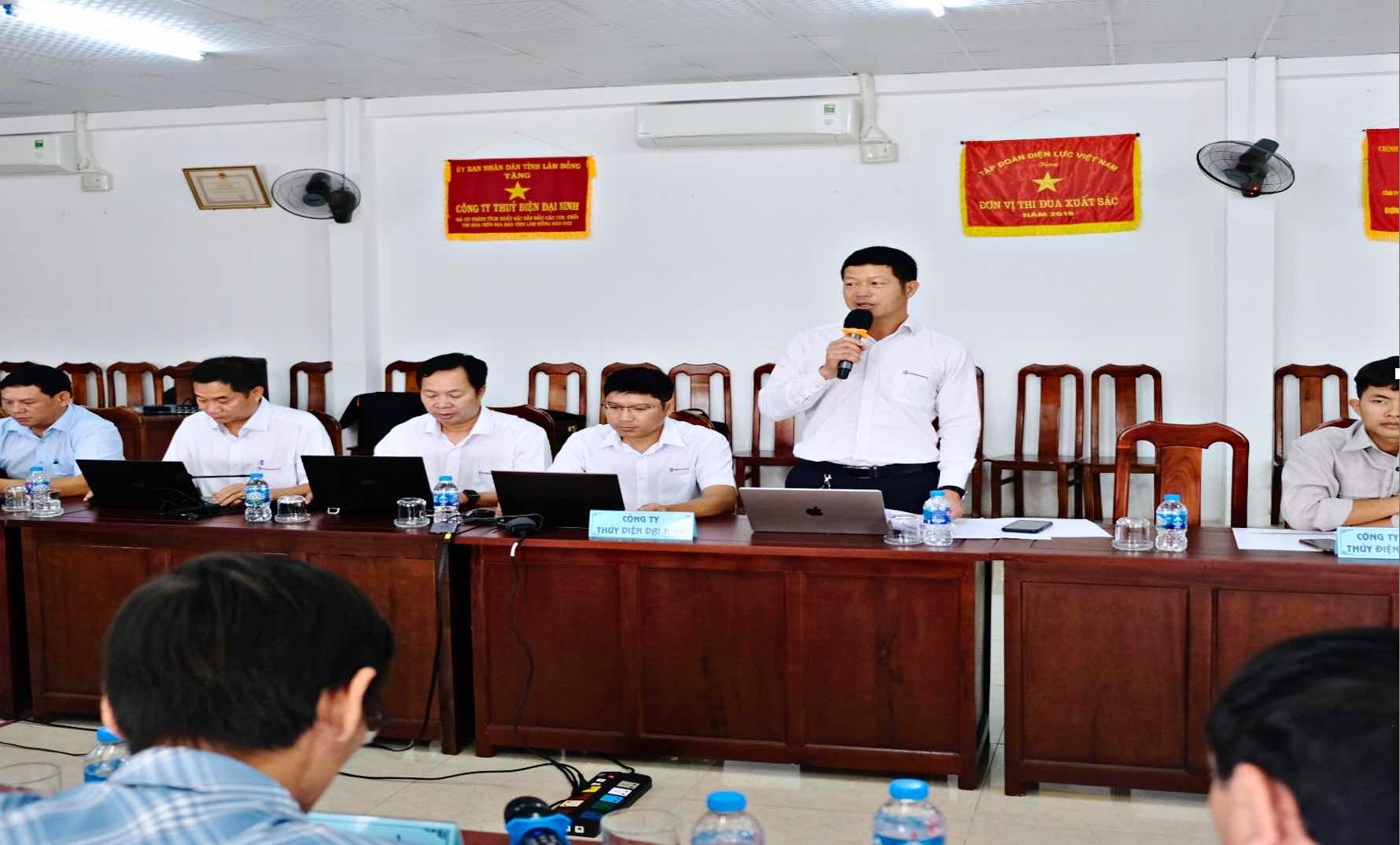 Ông Nguyễn Viết Tài Phó Giám đốc Công ty Thủy điện Đại Ninh chủ trì Hội nghị