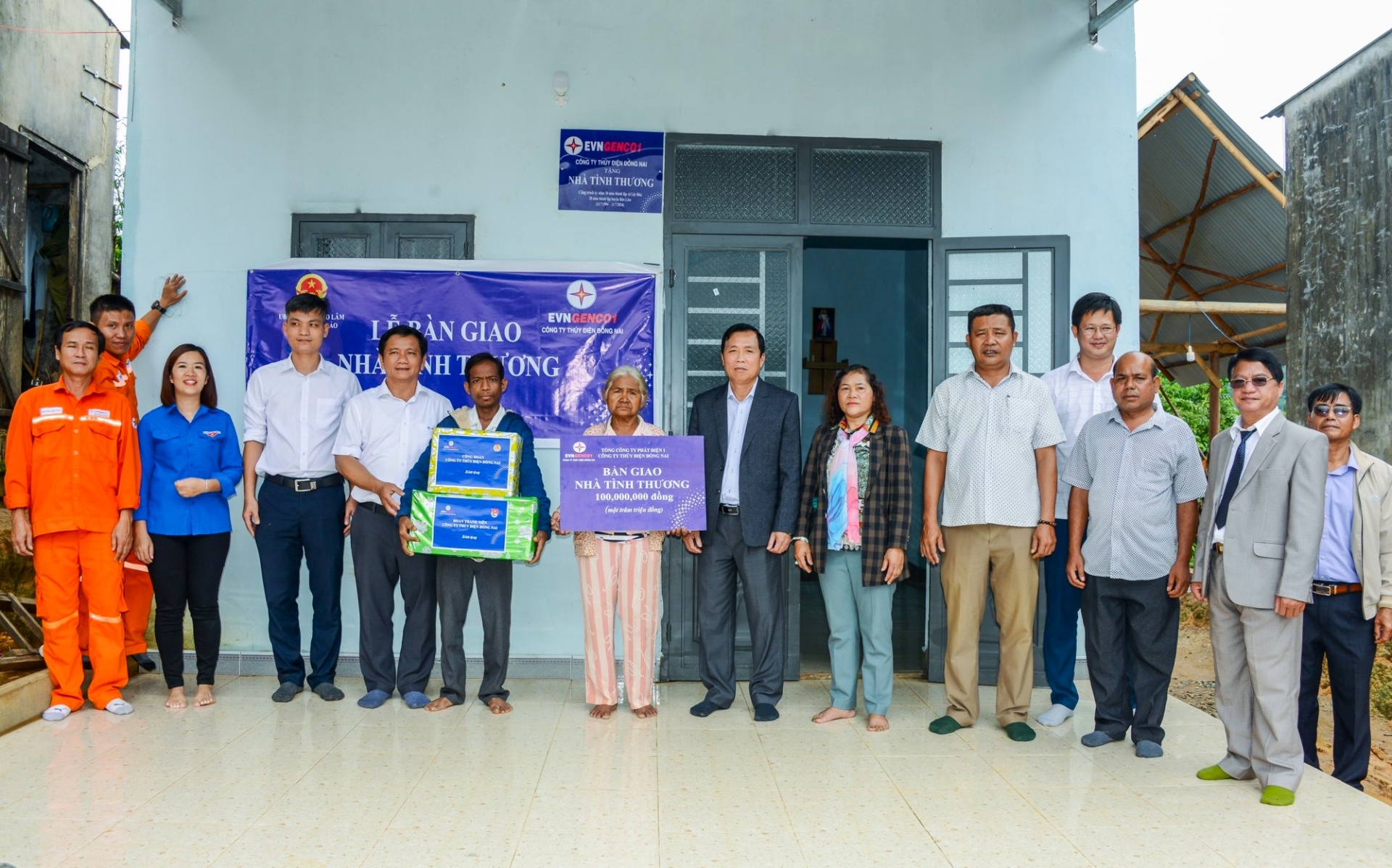 Lãnh đạo huyện Bảo Lâm và Công ty Thủy điện Đồng Nai trao biểu trưng kinh phí xây dựng nhà và tặng quà cho gia đình bà Ka Chinh