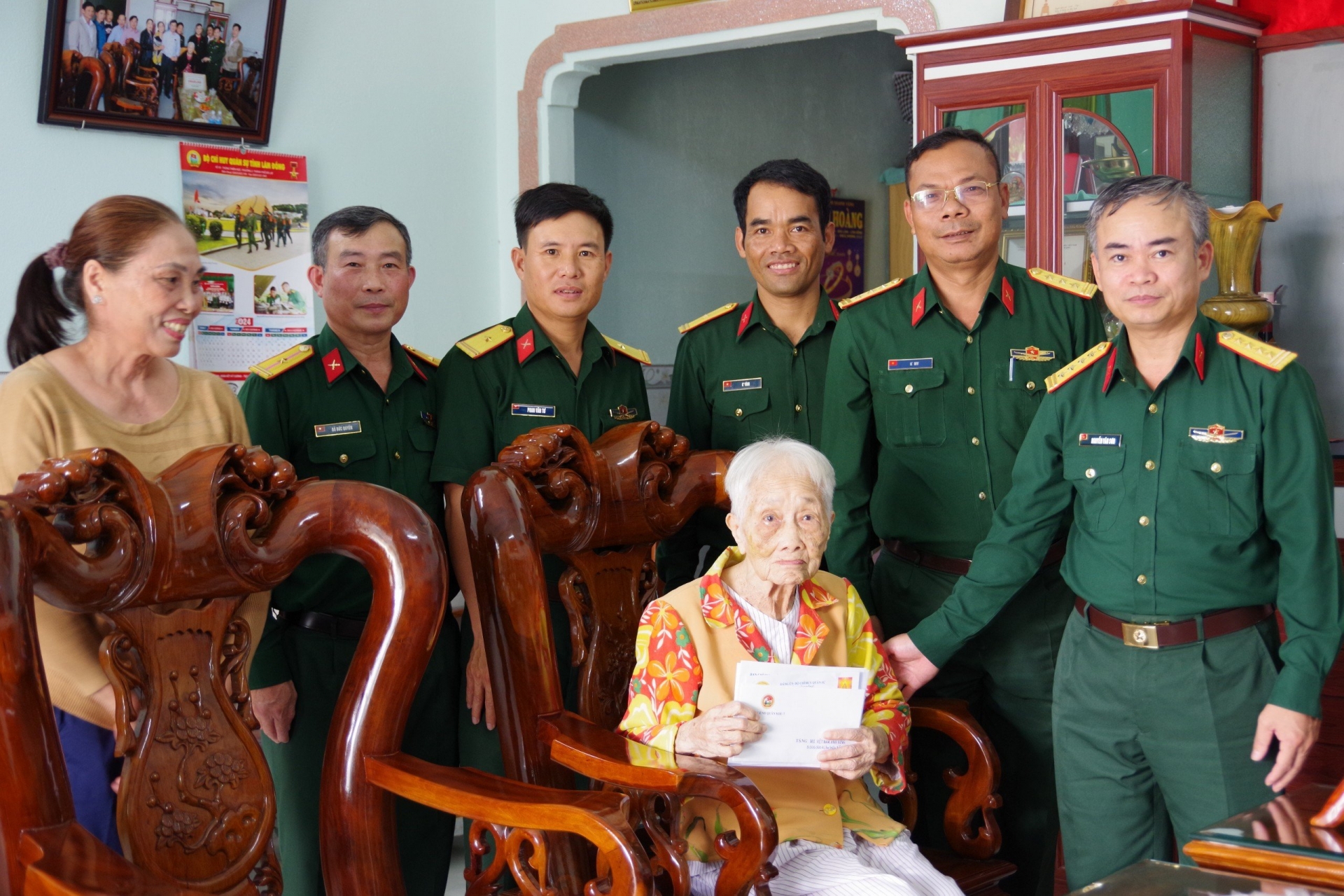 Bộ CHQS tỉnh thăm, tặng quà Mẹ Việt Nam Anh hùng, gia đình chính sách, người có công với cách mạng