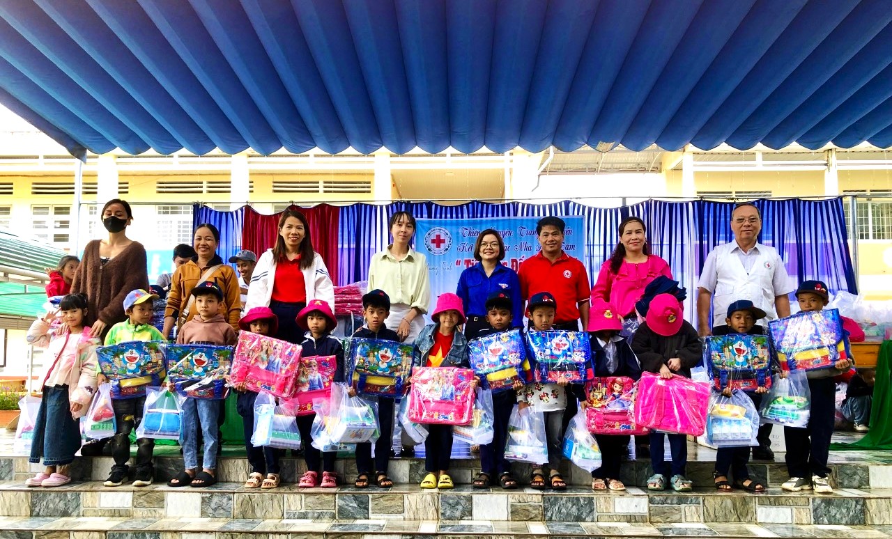 Bảo Lộc: Trao tặng hơn 120 phần quà cho học sinh đồng bào DTTS khó khăn