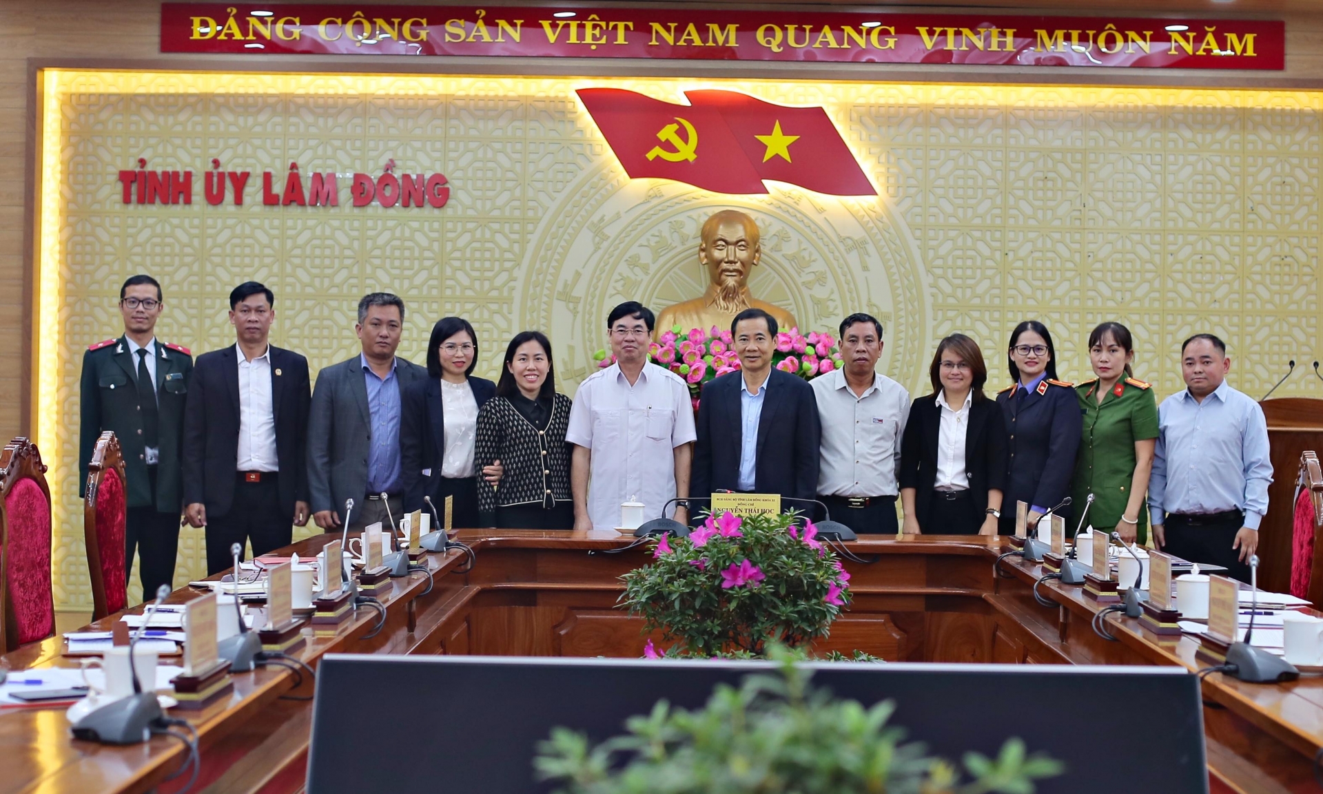 Lãnh đạo Tỉnh uỷ Lâm Đồng chụp hình lưu niệm với 10 thành viên của Tổ rà soát đơn thư khiếu nại, tố cáo mới được thành lập