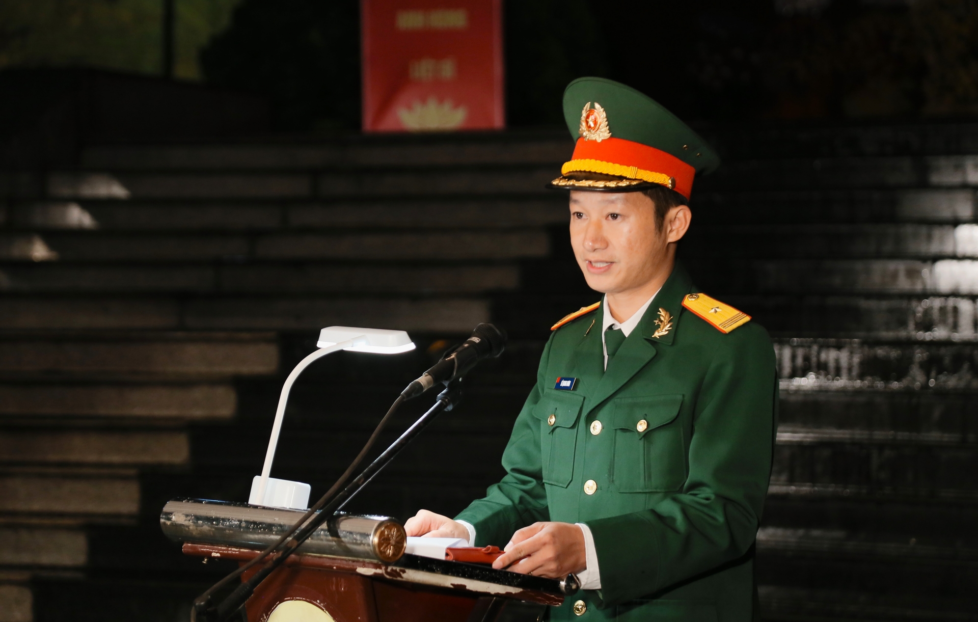 Thiếu tá Lê Quang Hưng thay mặt tuổi trẻ địa phương báo công với các Anh hùng liệt sĩ