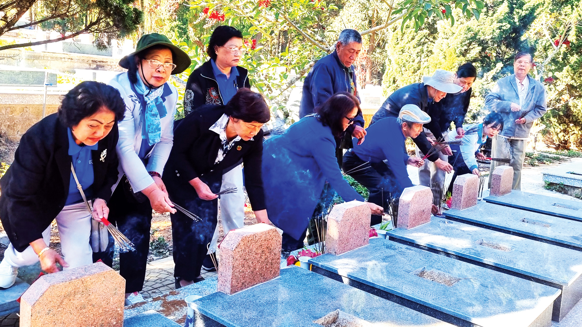 Cựu thanh niên xung phong dâng hương tại Nghĩa trang liệt sĩ TP Đà Lạt. Ảnh: Việt Quỳnh