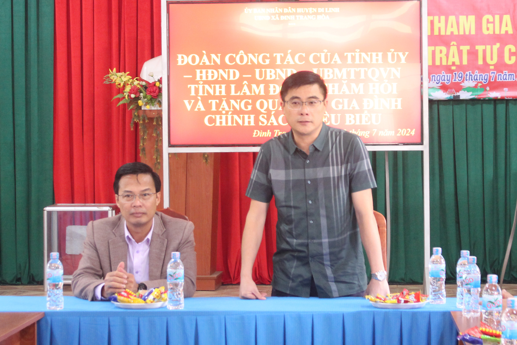 Phó Chủ tịch HĐND tỉnh Nguyễn Khắc Bình ân cần thăm hỏi các gia đình chính sách tại xã Đinh Trang Hòa