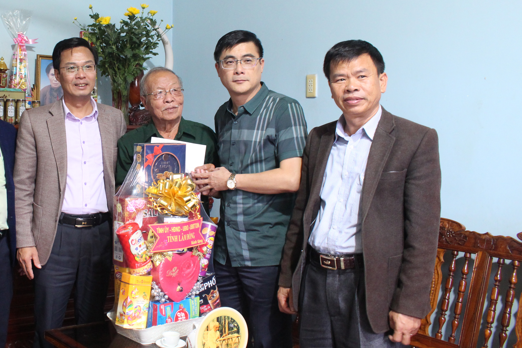 Đoàn công tác của tỉnh tặng quà gia đình ông Nguyễn Văn Đốc ở xã Hòa Ninh