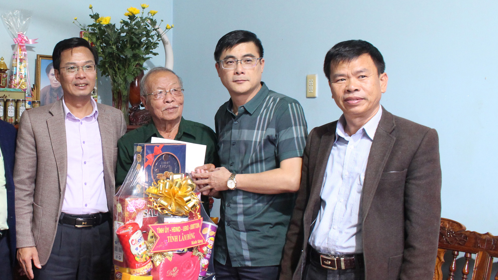 Phó Chủ tịch HĐND tỉnh  Lâm Đồng Nguyễn Khắc Bình thăm, tặng quà các gia đình chính sách