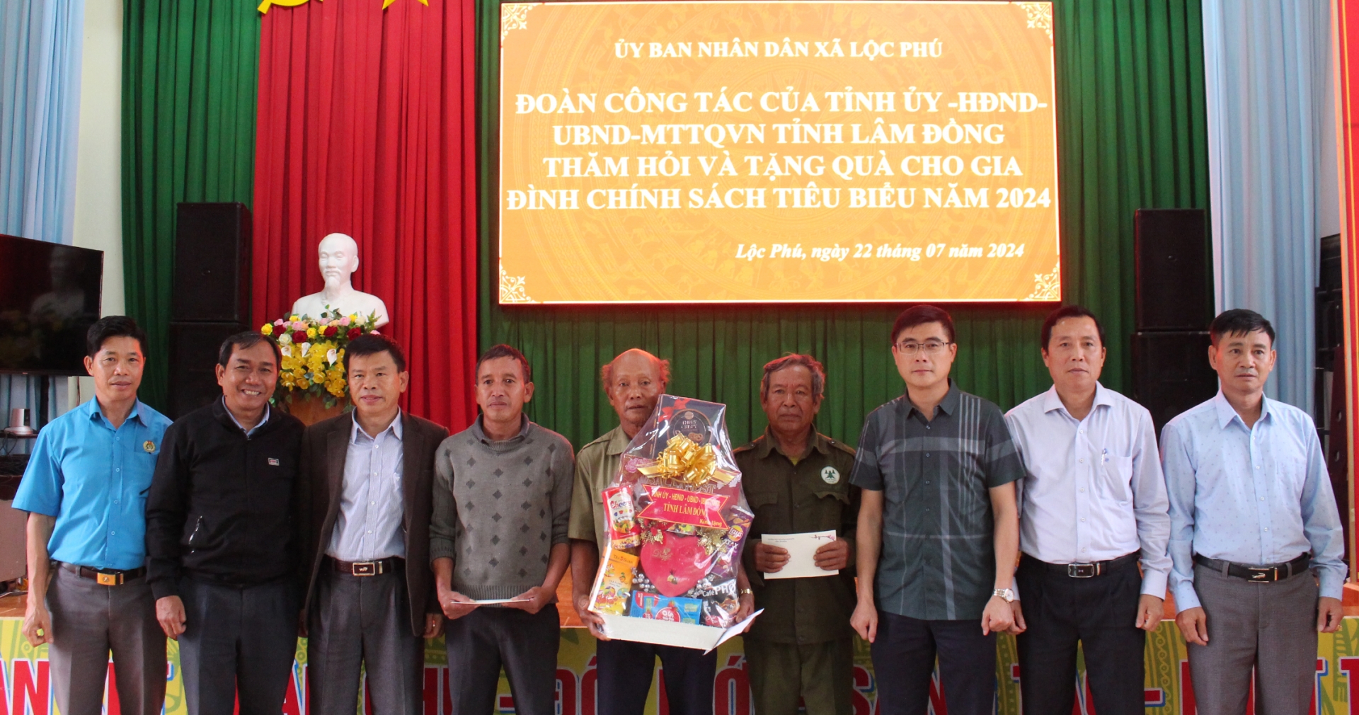 Đoàn công tác của tỉnh và huyện Bảo Lâm tặng quà các hộ chính sách tại xã Lộc Phú