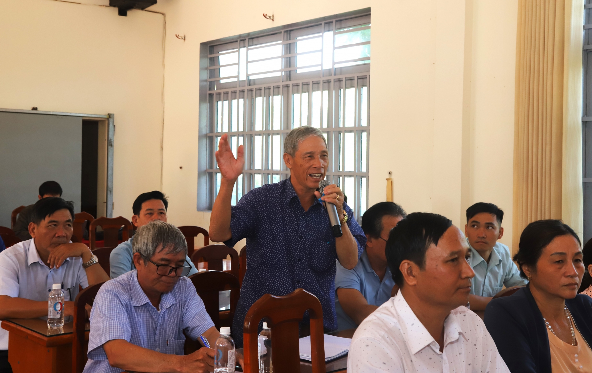 Vấn đề một bộ phận cán bộ Văn phòng một cửa huyện Bảo Lâm và một số địa phương sách nhiễu gây bức xúc được nhiều cử tri quan tâm phản ánh đến các ĐBQH