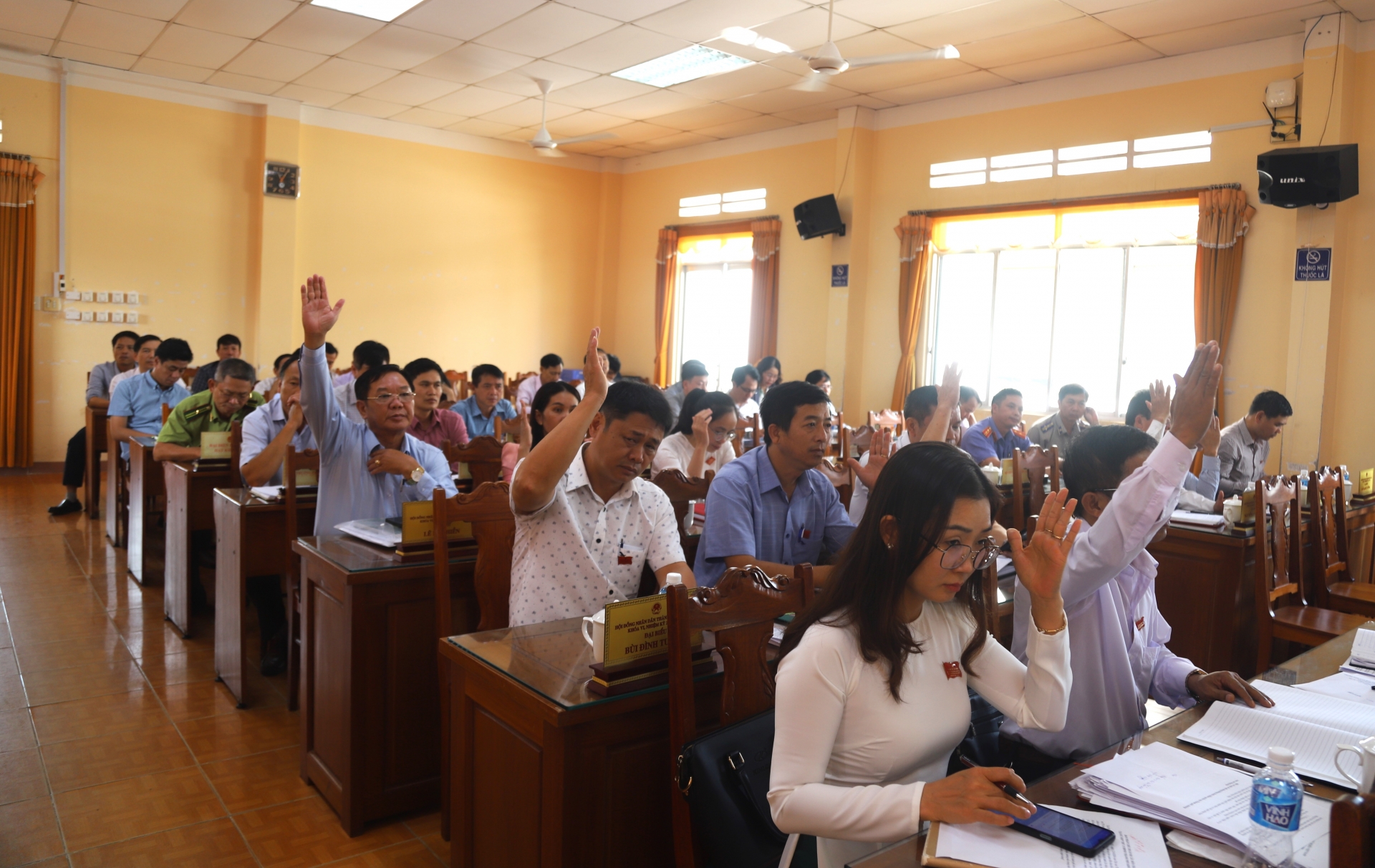 Các đại biểu HĐND TP Bảo Lộc biểu quyết thông qua các nghị quyết tại Kỳ họp