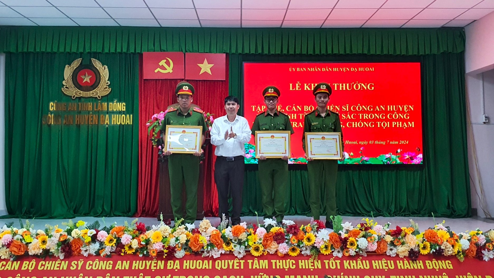 Chủ tịch UBND huyện Đạ Huoai Lê Bình Minh trao tặng giấy khen cho các cán bộ, chiến sĩ Công an huyện Đạ Huoai có thành tích xuất sắc trong công tác đấu tranh, phòng chống tội phạm