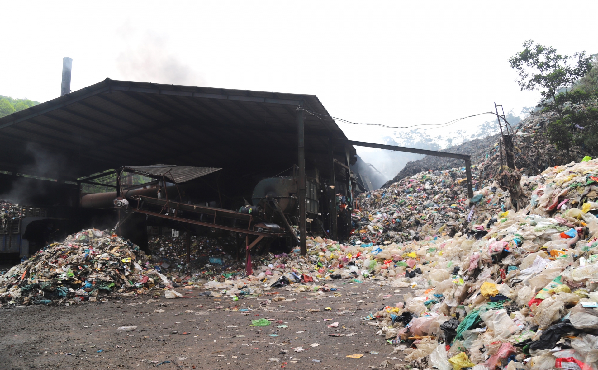 Do gặp khó khăn về tài chính, đơn vị đầu tư, vận hành Nhà máy xử lý rác Bảo Lộc đang nợ lượng công nhân, lao động hơn 800 triệu đồng