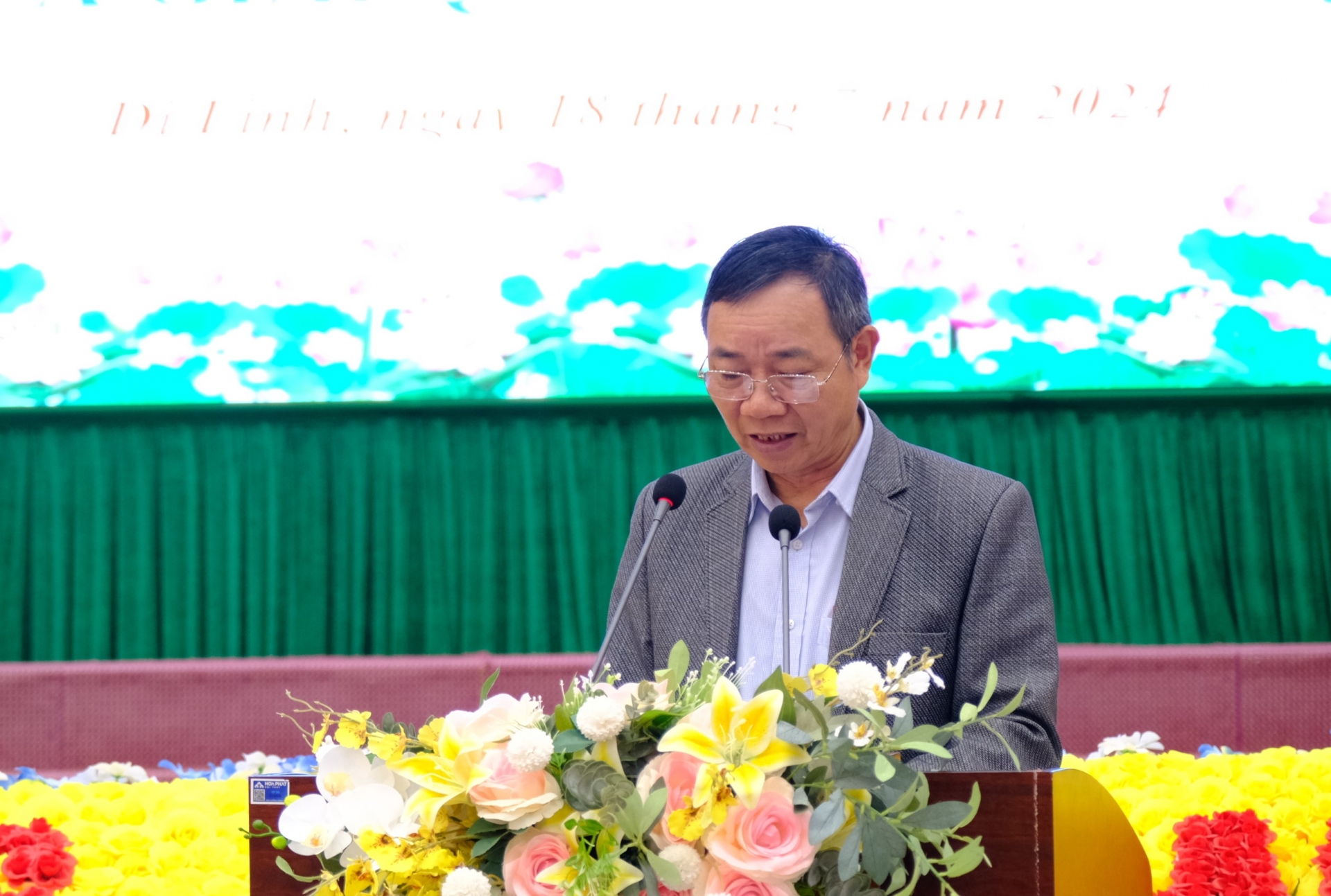 Đồng chí Nguyễn Văn Liên - Chủ nhiệm Ủy ban Kiểm tra Huyện ủy Di Linh trình bày Báo Kết quả 10 năm thực hiện Chỉ thị số 35-CT/TW, ngày 26/5/2014 của Bộ Chính trị 