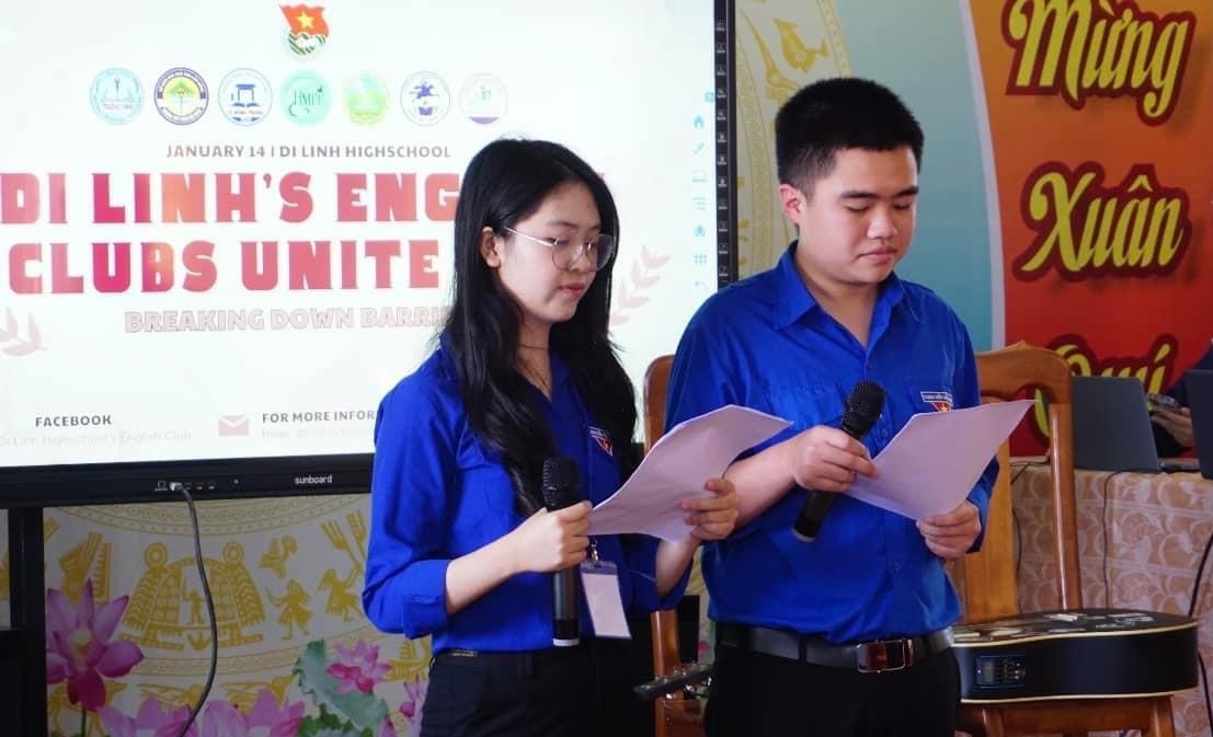 Thủ khoa của Kỳ thi tốt nghiệp THPT 2024 tỉnh Lâm Đồng cũng là một học sinh xuất sắc trong các hoạt động Đoàn - Thanh niên của trường. (Người đứng bên trái ảnh)