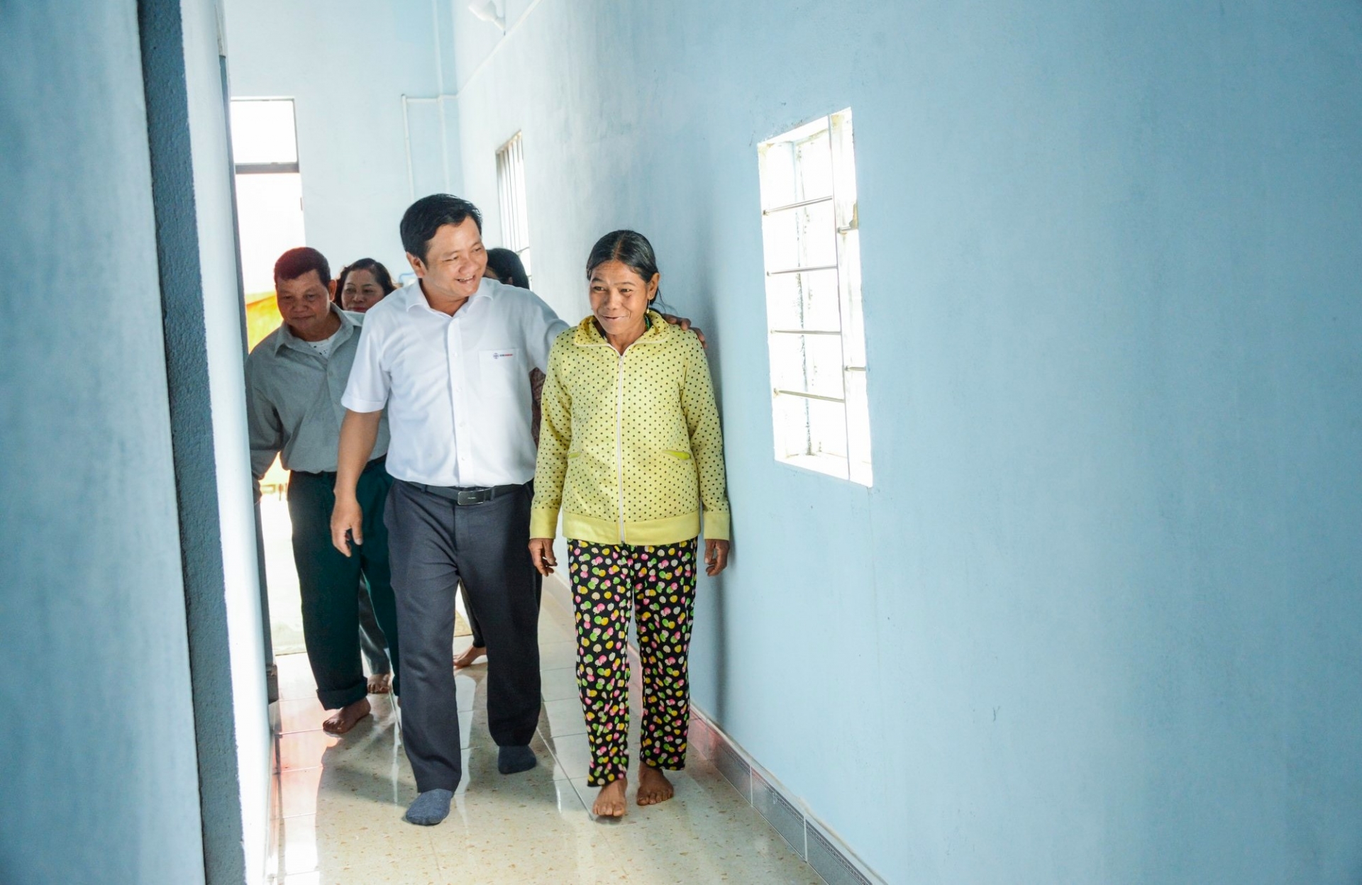 Ông Nguyễn Quang Vĩnh - quyền giám đốc Công ty Thủy điện Đồng Nai thăm nhà mới và gửi lời chúc mừng, động viên gia đình bà Ka Brồng
