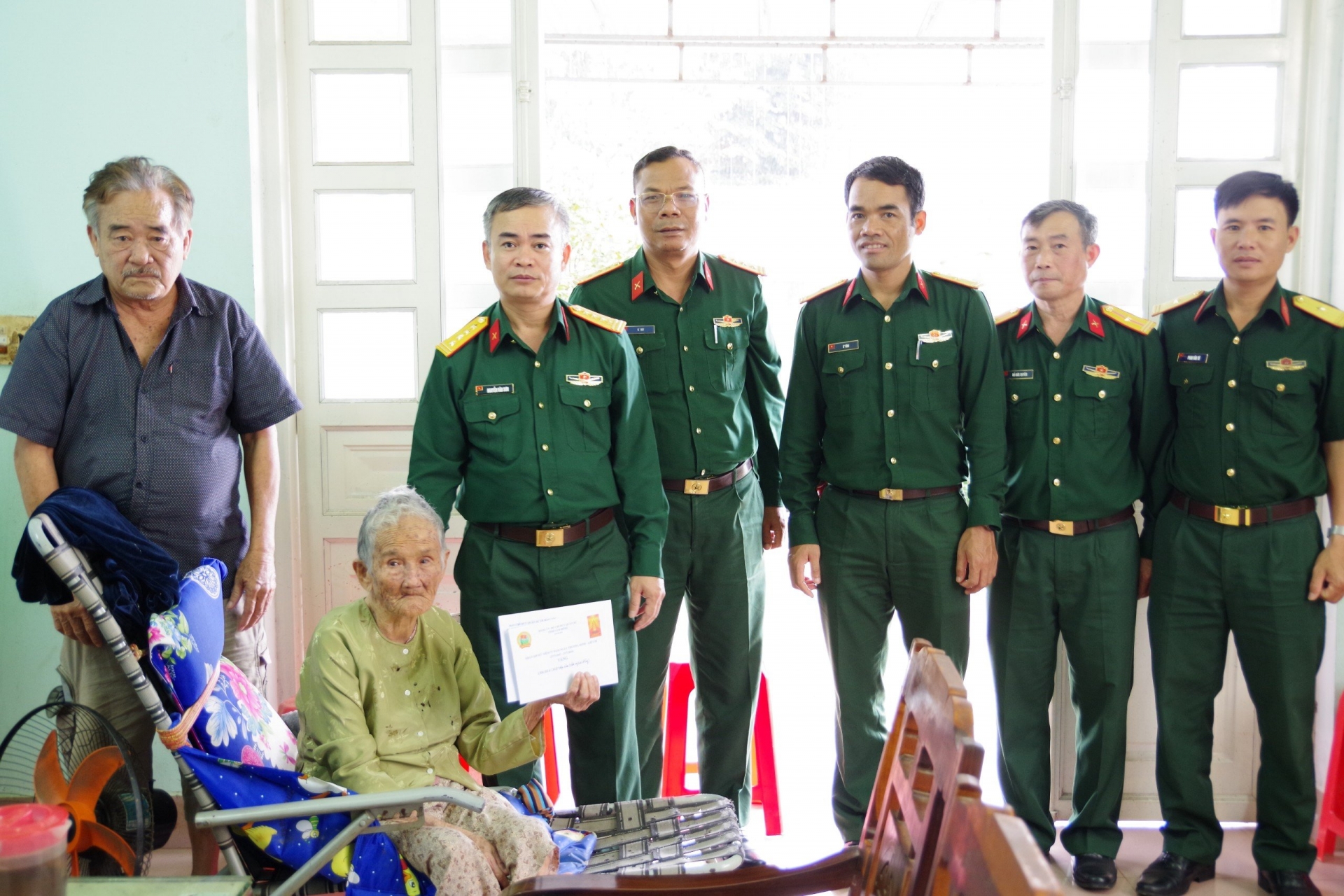 Đoàn thăm, tặng quà Mẹ Việt Nam Anh hùng Nguyễn Thị Có