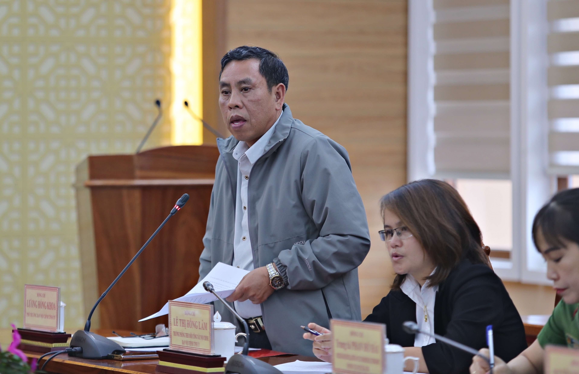 Đồng chí Trần Hồng Khoa, Phó trưởng Ban Nội chính Tỉnh ủy, được phân công làm tổ trưởng Tổ rà soát phát biểu tại buổi làm việc 