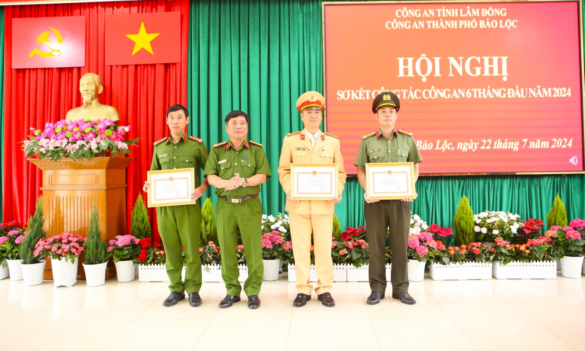 Đại tá Nguyễn Tấn Vũ - Trưởng Công an TP Bảo Lộc trao khen thưởng cho các tập thể, cá nhân đạt thành tích xuất sắc