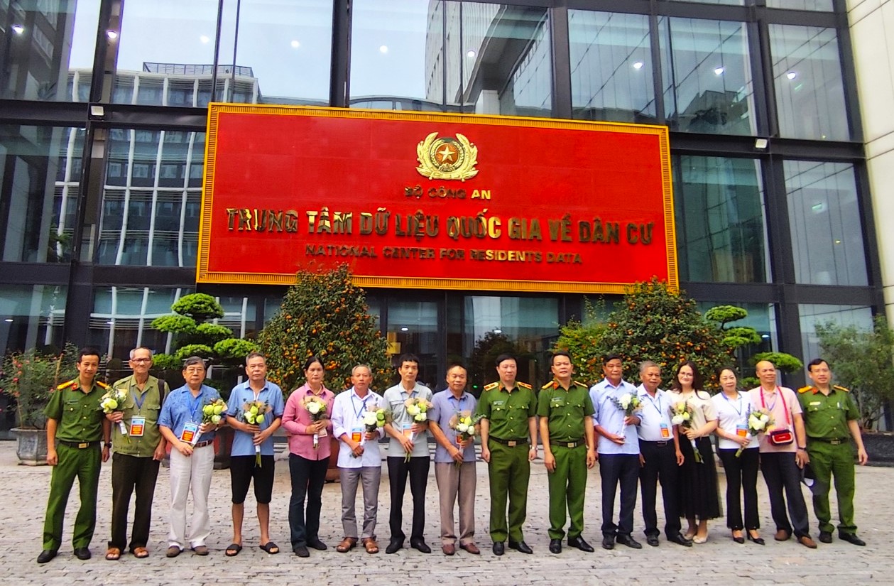 Bà Phạm Thị Vinh (thứ 5 từ trái qua) cùng thân nhân các liệt sĩ đến thăm và chụp hình lưu niệm tại Trung tâm