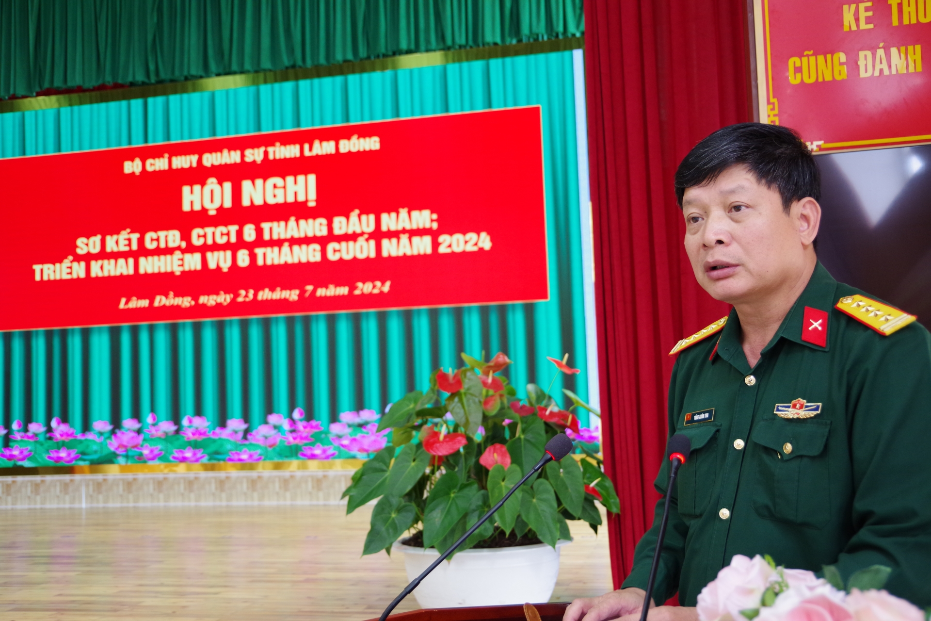 Đại tá Tống Xuân Thu - Chủ nhiệm Chính trị Bộ CHQS tỉnh thông qua báo cáo sơ kết 