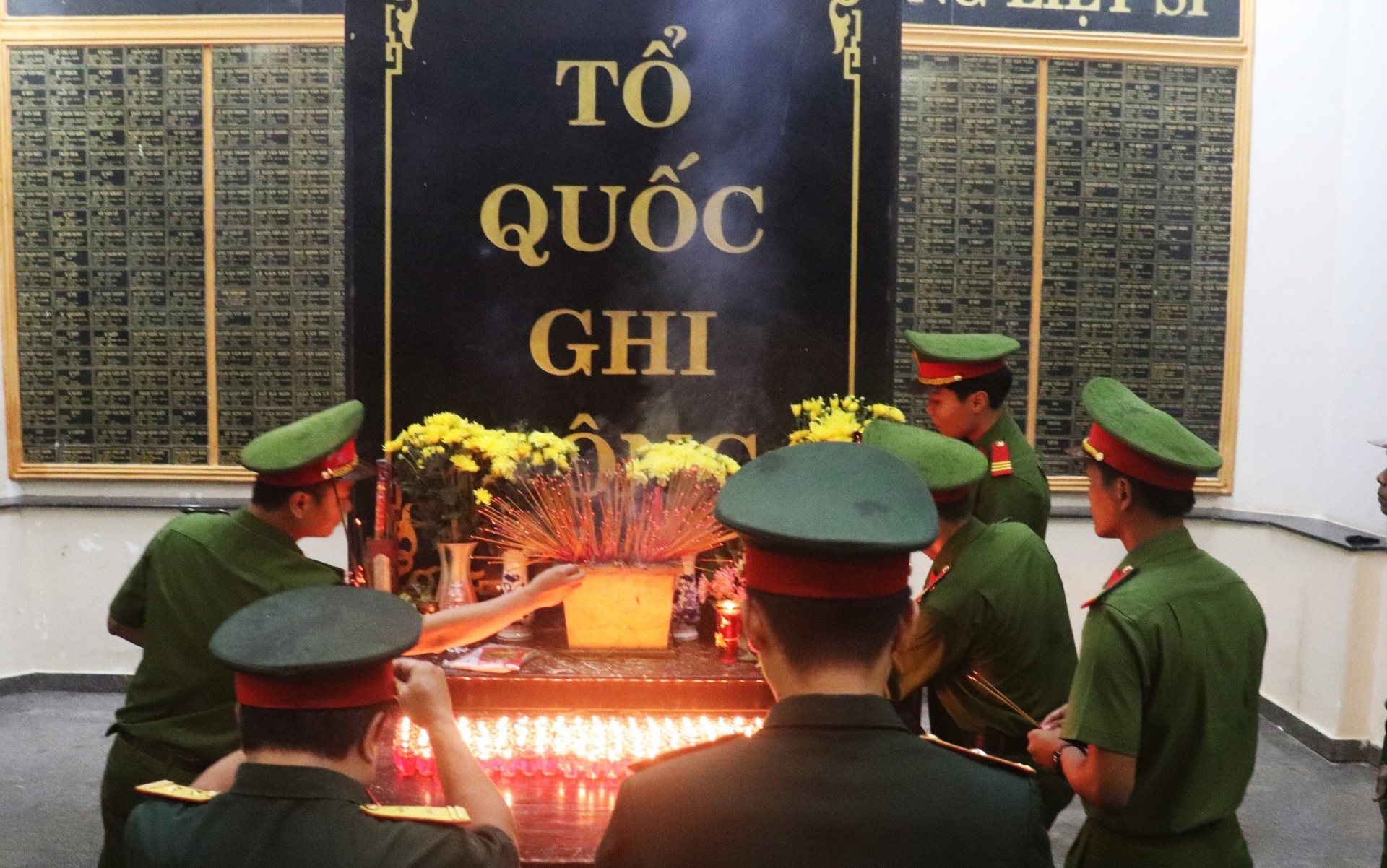 Bảo Lộc: Thắp nến tri ân các anh hùng liệt sĩ