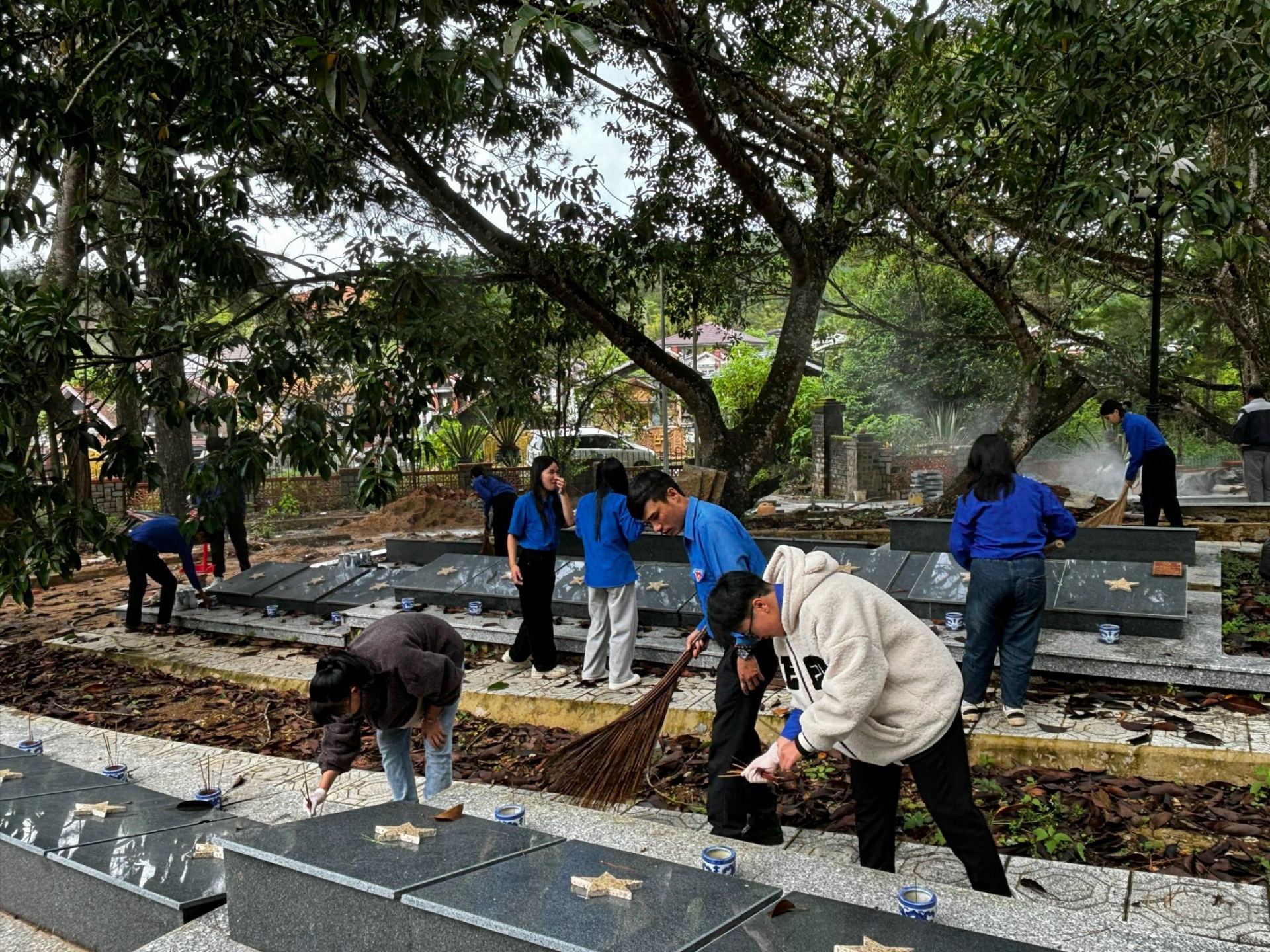 Đoàn viên, thanh niên thành phố Đà Lạt chăm sóc các phần mộ tại Nghĩa trang liệt sĩ