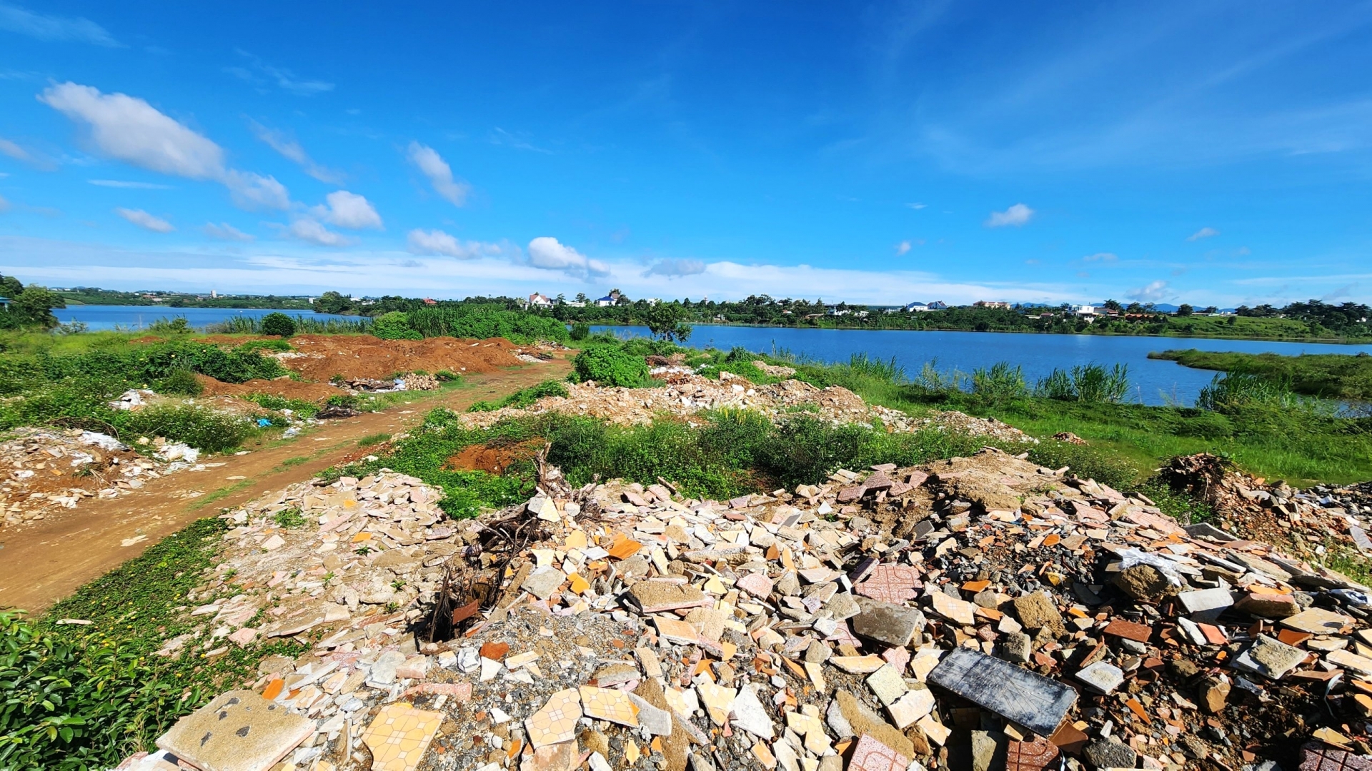 Hàng trăm tấn phế thải xây dựng, xà bần chất tập kết chất thành núi bên cạnh bờ hồ Lộc Thắng