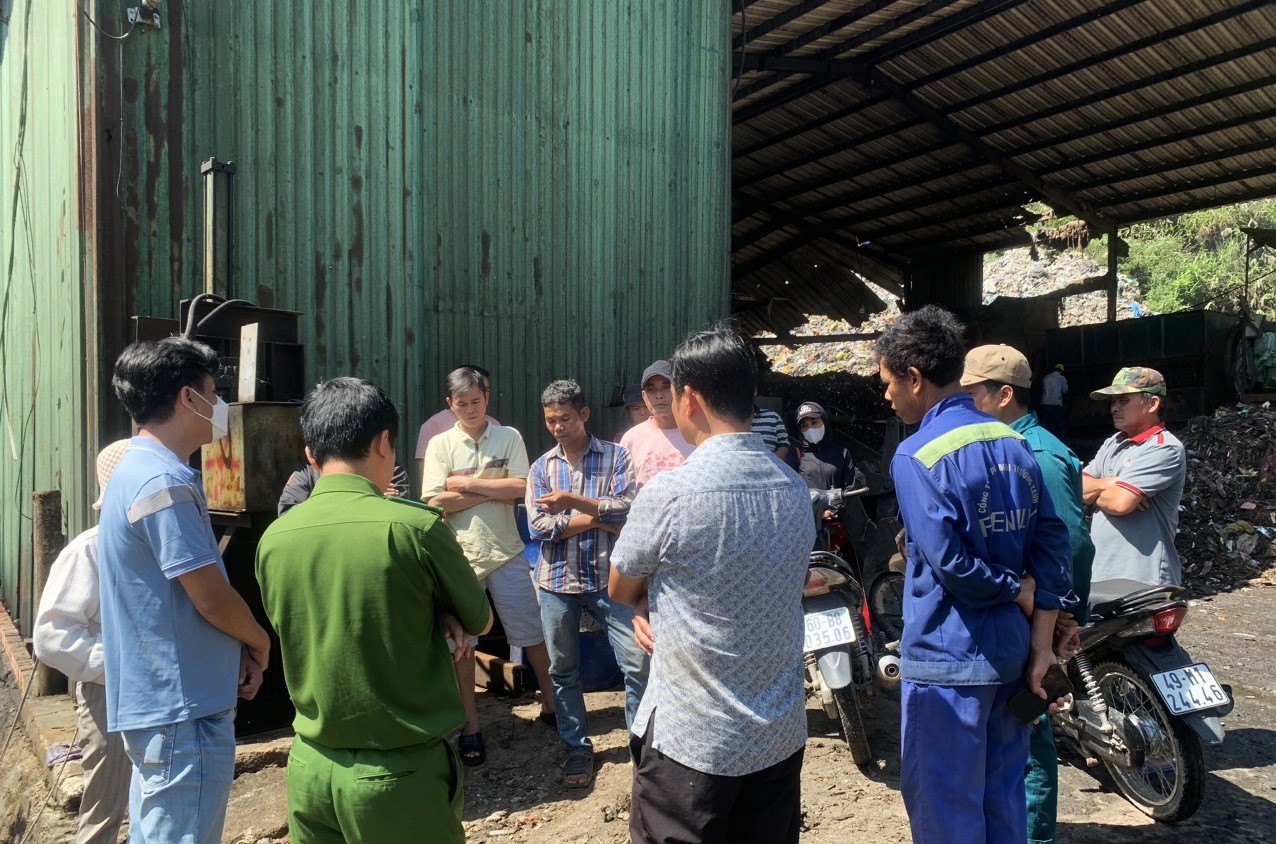 Cơ quan chức năng TP Bảo Lộc và xã Đại Lào gặp gỡ động viên công nhân đang làm việc tại Nhà máy xử lý rác vào sáng 6/7
