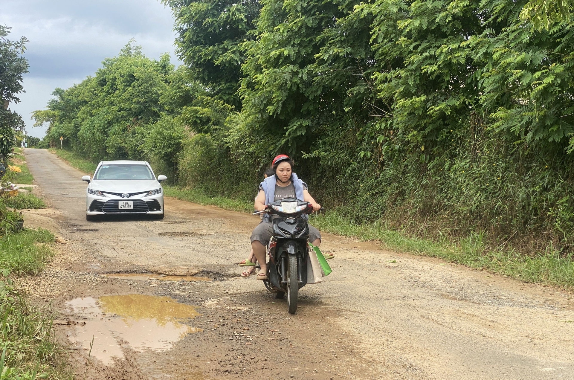 Đường Nguyễn Viết Xuân (xã Đam Bri) đang hư hỏng, xuống cấp nghiêm trọng nhưng không thể nâng cấp, xây dựng do vướng quy hoạch khoáng sản