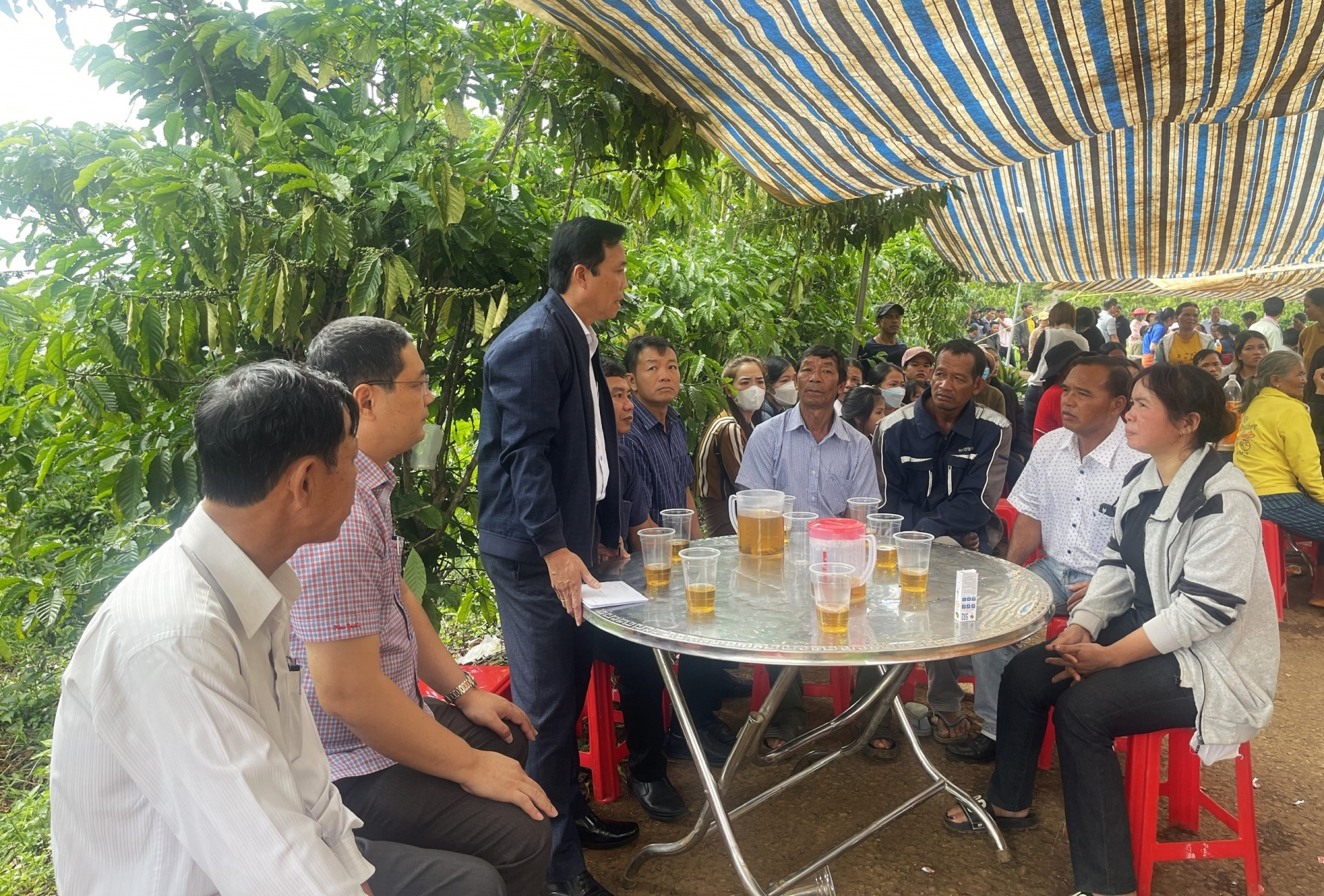Ông Trịnh Văn Thảo - Phó Chủ tịch UBND huyện Bảo Lâm cùng đại diện các cơ quan, đơn vị của huyện và xã Lộc Phú đến thăm hỏi, chia buồn và trao kinh phí hỗ trợ gia đình 2 cháu nhỏ bị đuối nước
