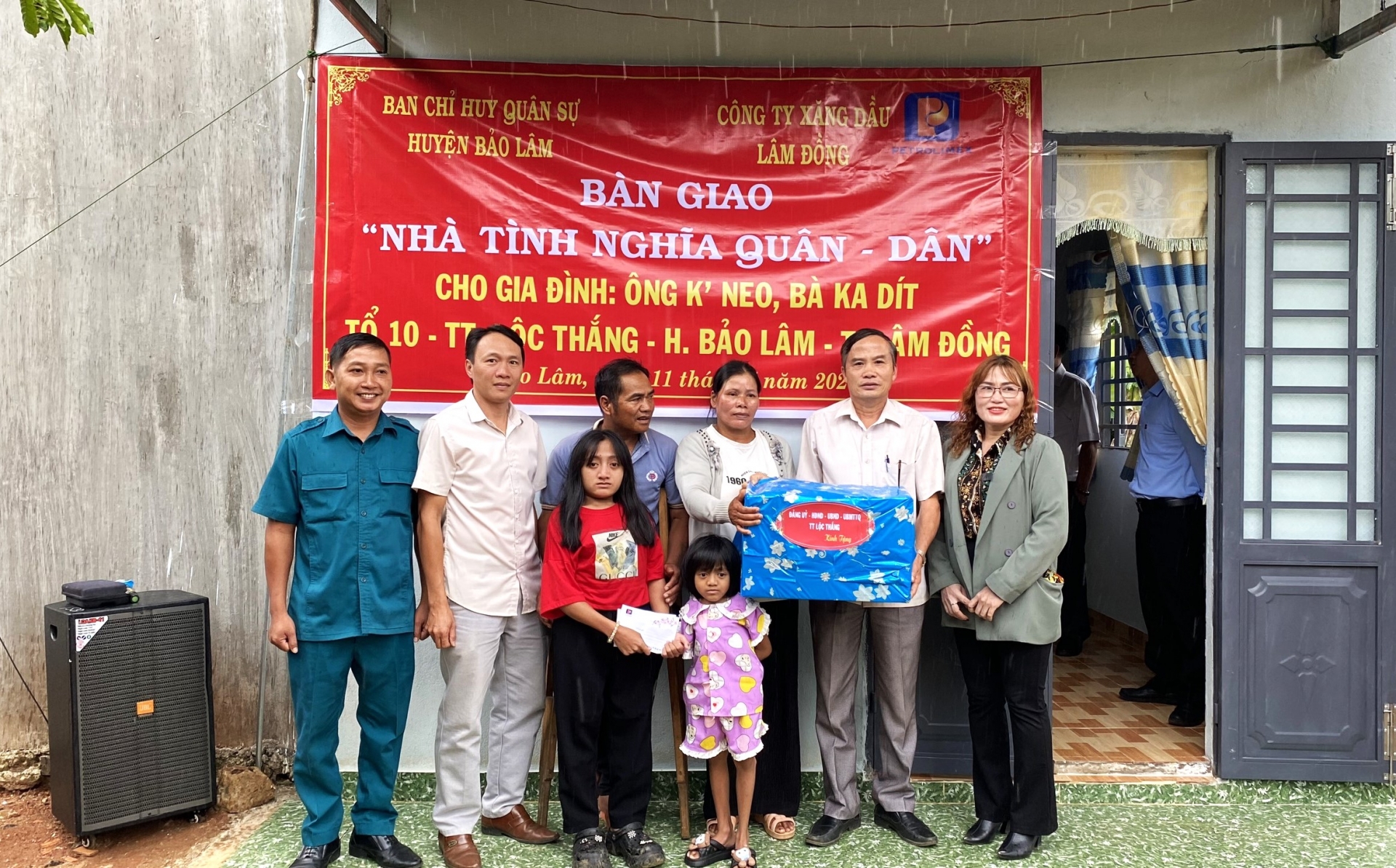 Ban Chỉ huy Quân sự huyện Bảo Lâm và UBND thị trấn Lộc Thắng trao tặng quà cho gia đình về nhà mới