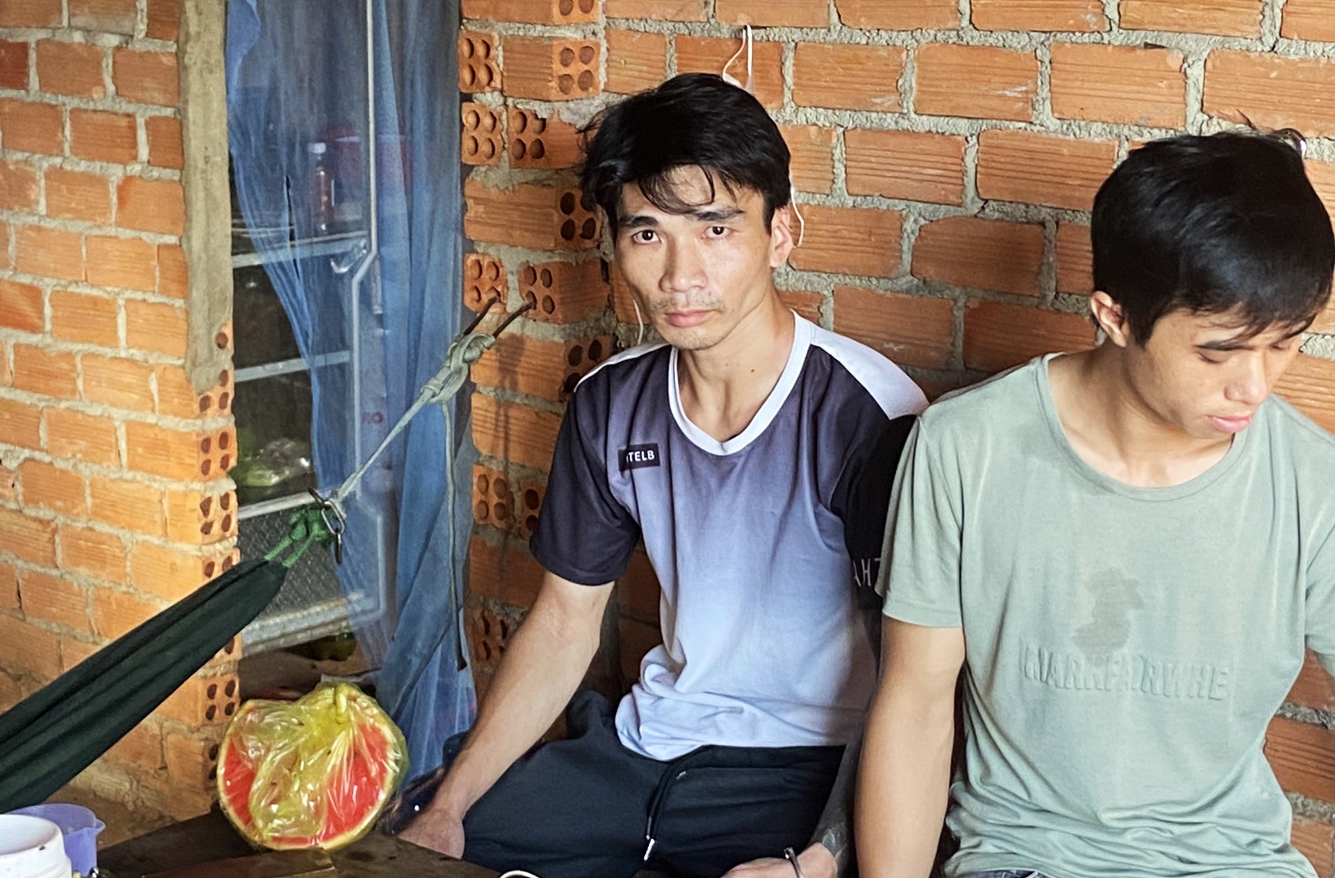 Hai đối tượng Nguyễn Văn Việt và Nông Trường Ninh bị bắt giữ quả tang khi đang tàng trữ trái phép chất ma túy