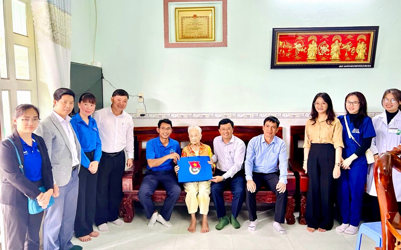 Chủ tịch UBND huyện Bảo Lâm Trương Hoài Minh và anh Ndu Ha Biên - Phó Bí thư Tỉnh Đoàn Lâm Đồng cùng tuổi trẻ địa phương tới thăm, tặng quà Mẹ Việt Nam anh hùng 