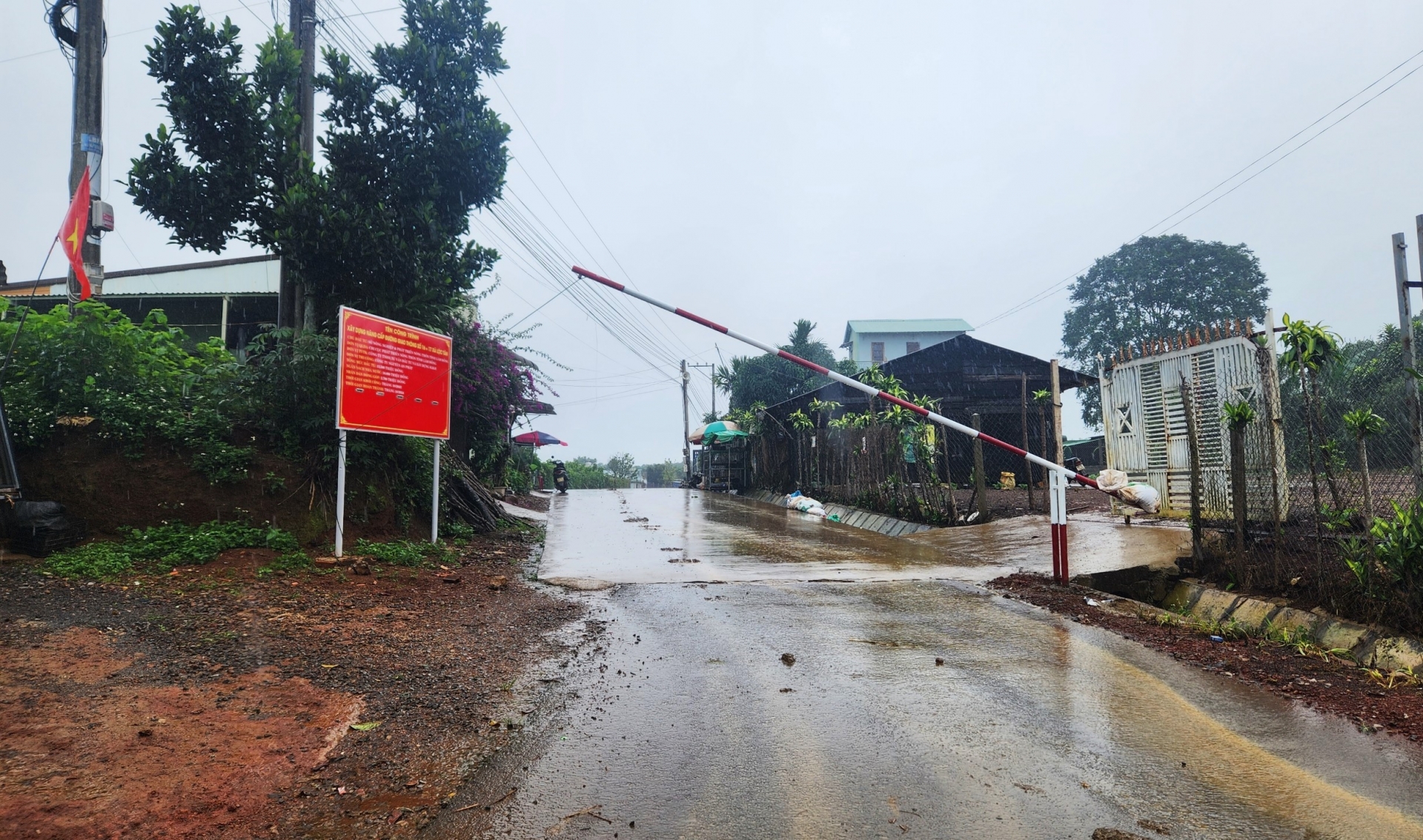 Barie mà UBND xã Lộc Tân dựng sai quy định tại tuyến đường số 16 khiến nhiều người dân bức xúc