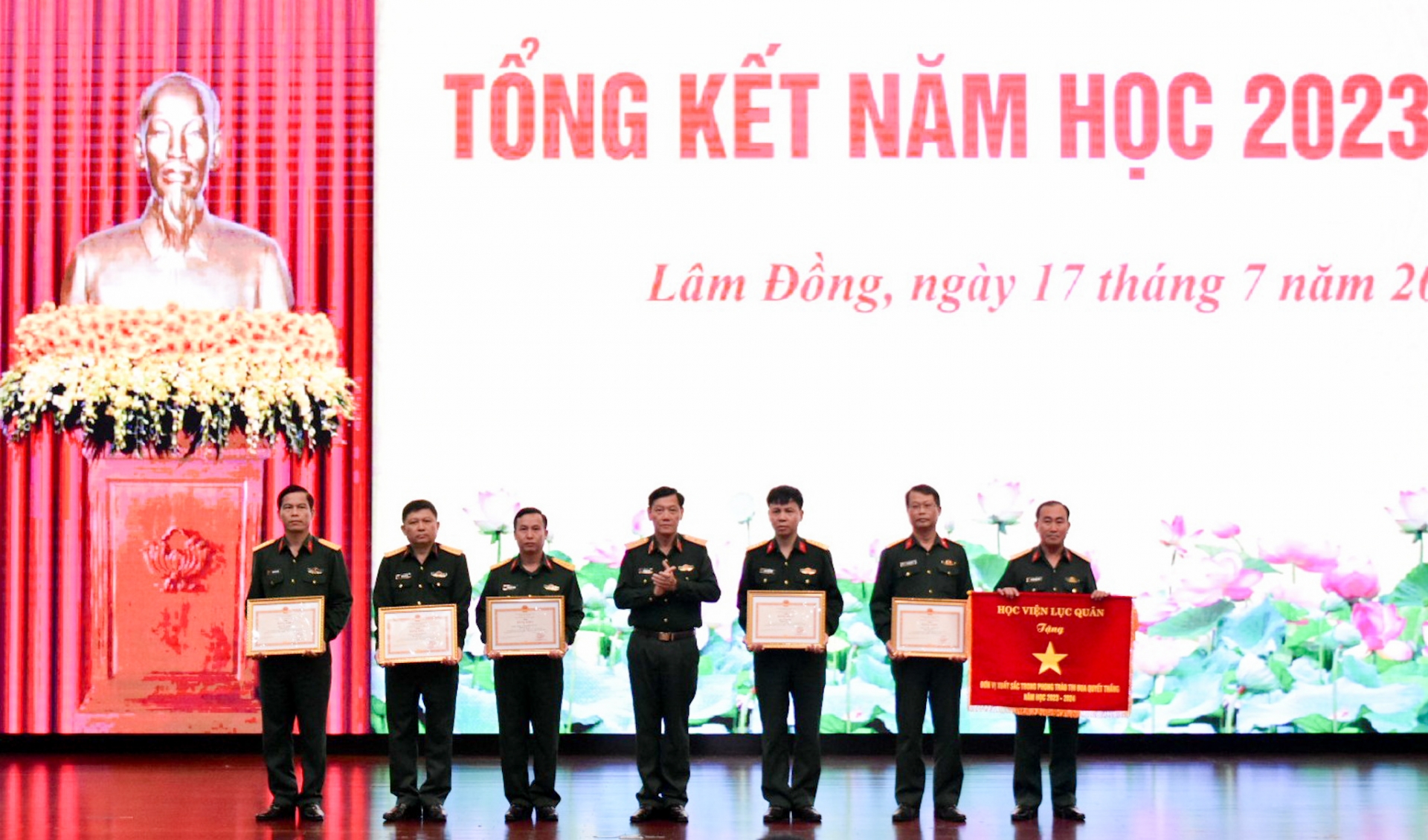  Thiếu tướng Đỗ Minh Xương, Giám đốc Học viện trao bằng khen và của Bộ trưởng Bộ Quốc phòng cho các tập thể có thành tích 