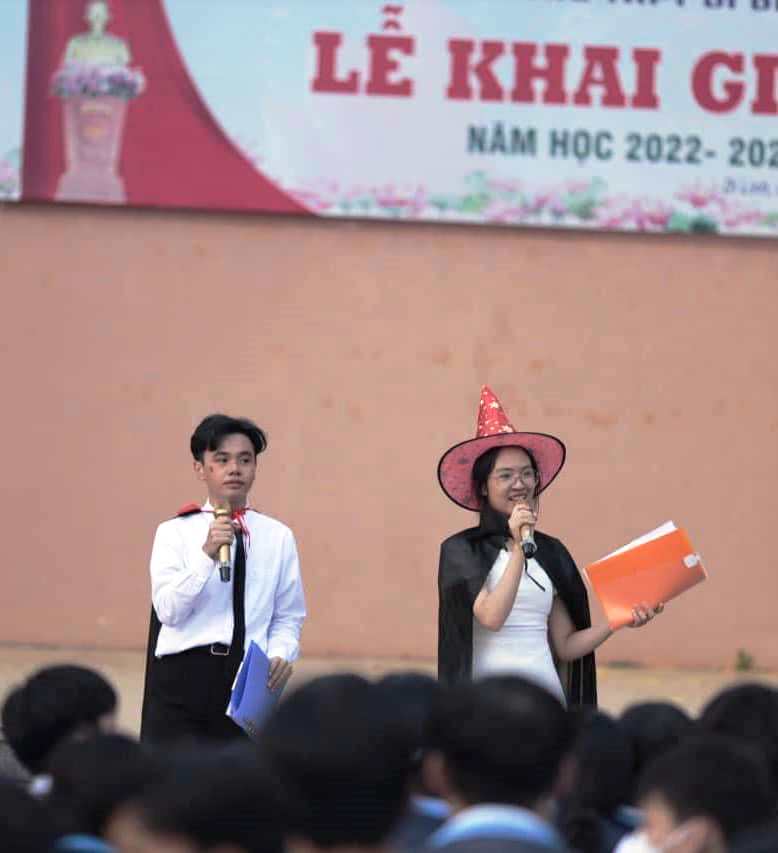 Thảo Vy ( người đứng bên phải ảnh) là hoc sinh được các thầy cô giáo trường THPT Di Linh giao trọng trách lên kịch bản và dẫn chương trình trong các hoạt động lớn của trường.