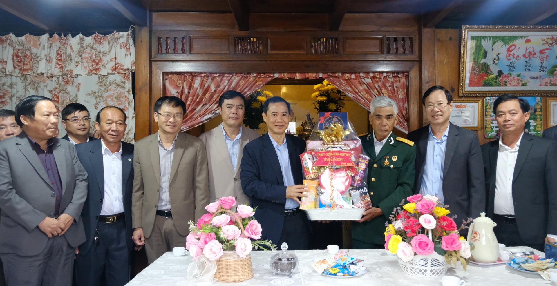 Đồng chí Nguyễn Thái học cùng đoàn công tác tặng quà gia đình thương binh Phan Thành Được