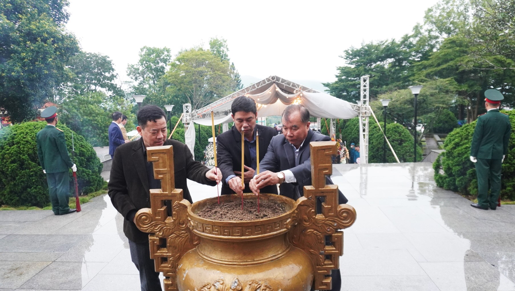 Các đồng chí lãnh đạo TP Bảo Lộc thắp hương lên đài tưởng niệm tưởng nhớ, tri ân các Anh hùng liệt sĩ
