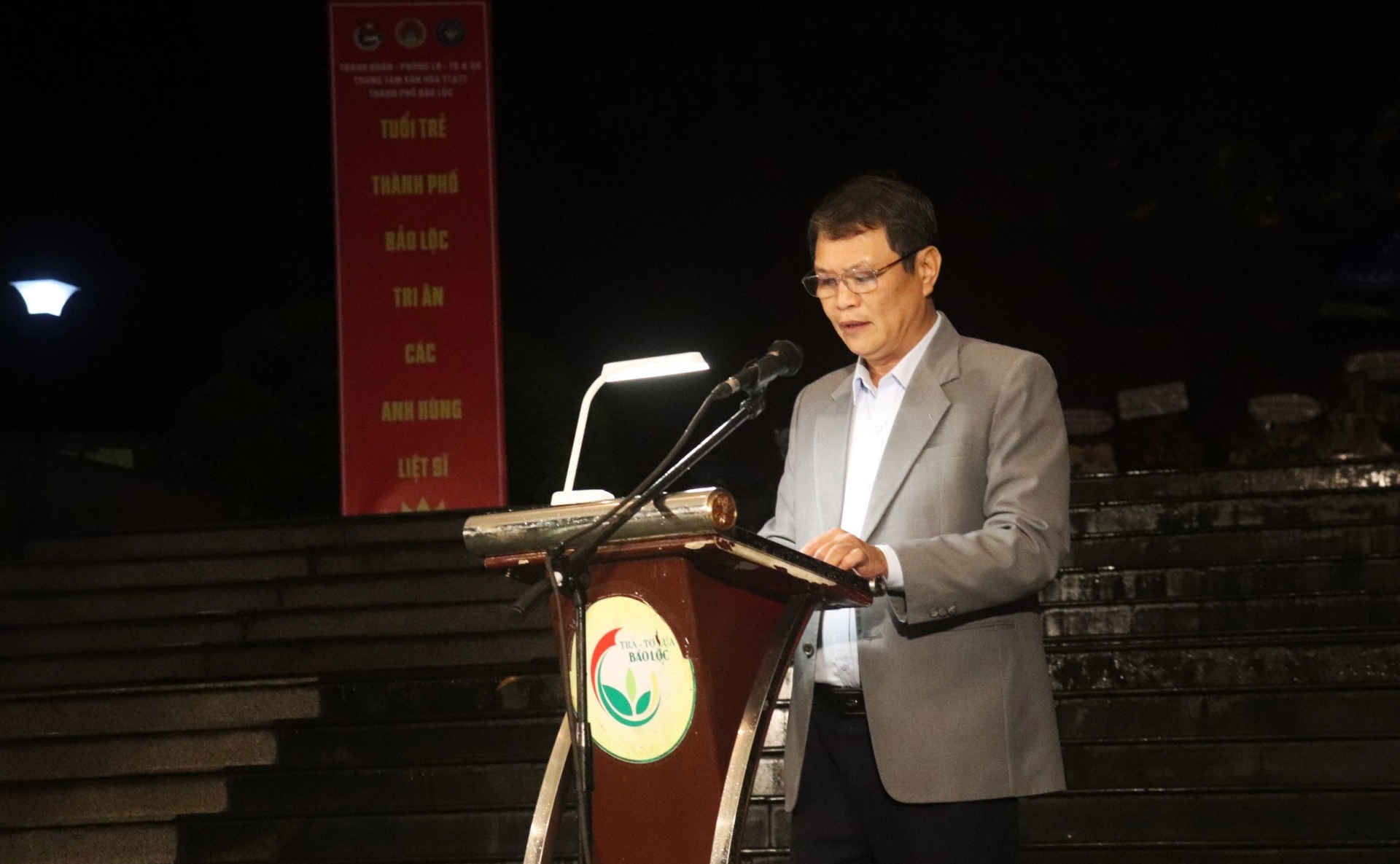 Phó Chủ tịch UBND TP Bảo Lộc Phùng Ngọc Hạp phát biểu tãi lễ thắp nến tri ân các Anh hùng liệt sĩ