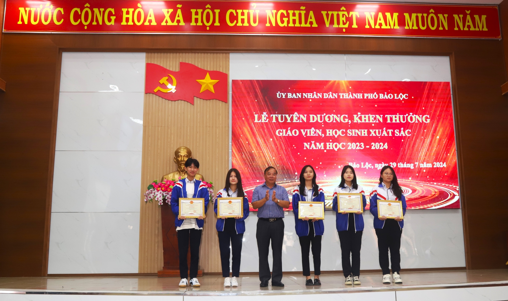 Các em học sinh THPT đạt giải học sinh giỏi Quốc gia nhận khen thưởng