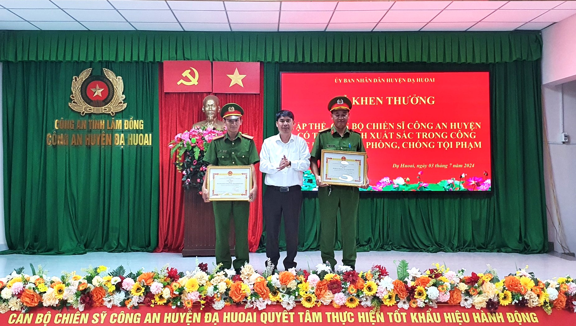 Các tập thể là các đội nghiệp vụ Công an huyện Đạ Huoai nhận khen thưởng