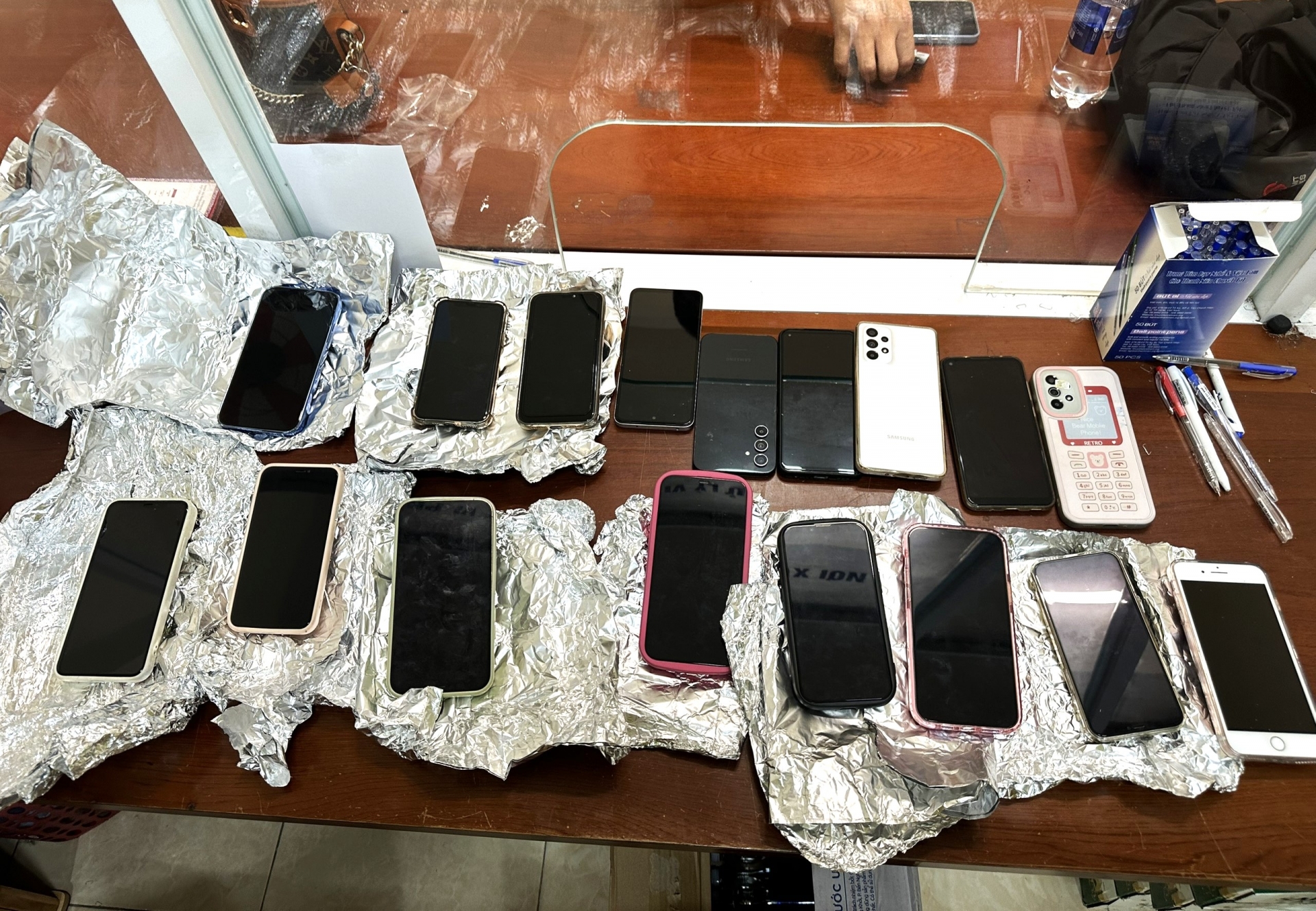 17 điện thoại di động do 3 đối tượng móc túi trộm cắp của người dân tại Hội chợ Phường 1 (TP Bảo Lộc)