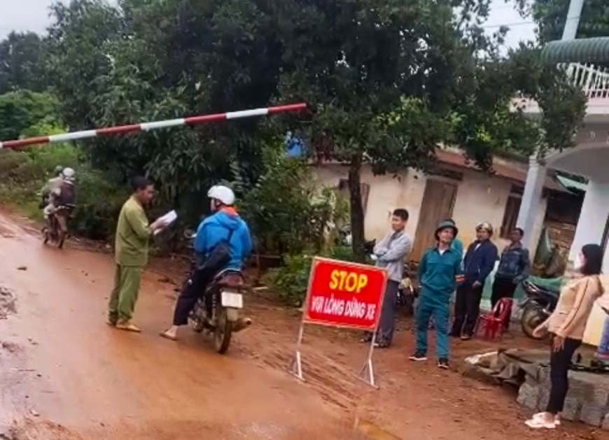 UBND xã Lộc Tân tự dựng barie dừng xe của người dân để yêu cầu bà con đóng tiền đối ứng làm đường khiến nhiều người bức xúc