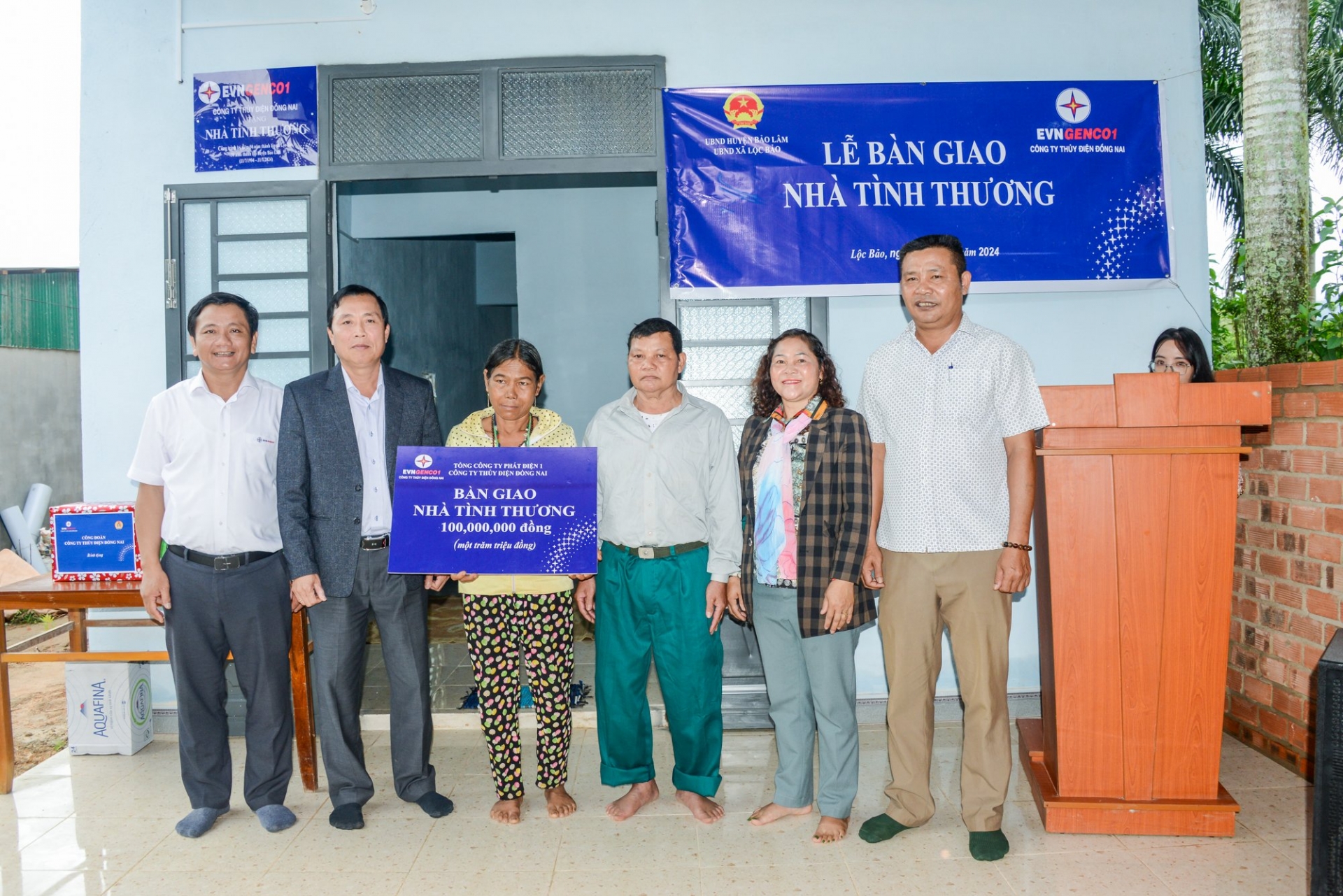Lãnh đạo huyện Bảo Lâm và Công ty Thủy điện Đồng Nai trao bằng biểu trưng hỗ trợ kinh phí xây dựng nhà cho gia đình bà Ka Brồng